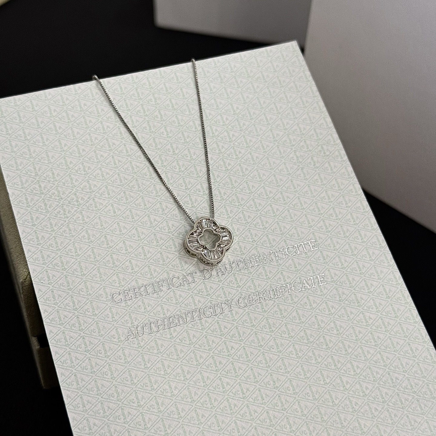 〔精工原版〕VCA四叶草🍀梵克雅🍛项链，经典之作 官网同款 时尚潮流 采用多层次金属雕刻设计 使花瓣更立