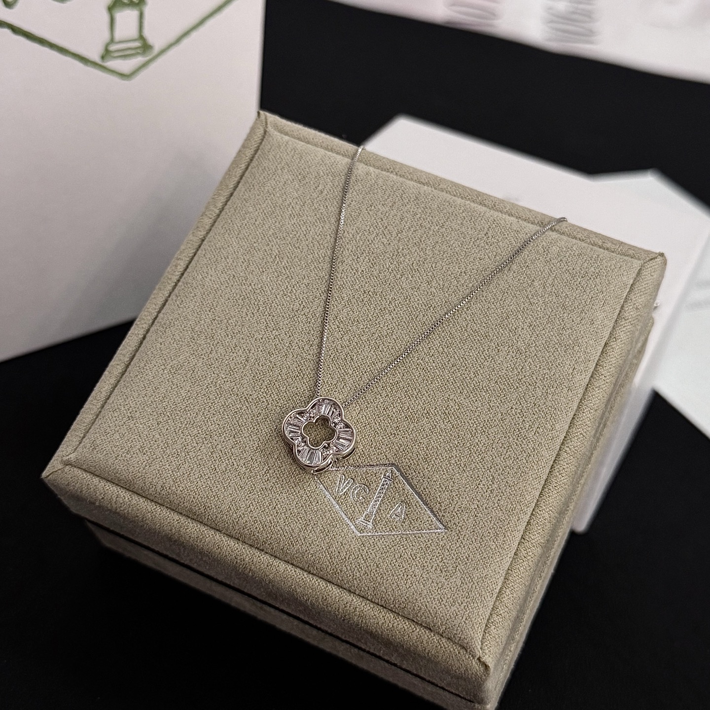 〔精工原版〕VCA四叶草🍀梵克雅🍛项链，经典之作 官网同款 时尚潮流 采用多层次金属雕刻设计 使花瓣更立