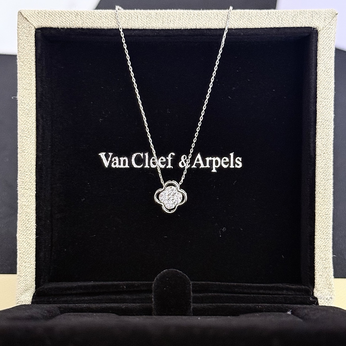 〔精工原版〕VCA四叶草🍀梵克雅🍛项链，经典之作 官网同款 时尚潮流 采用多层次金属雕刻设计 使花瓣更立