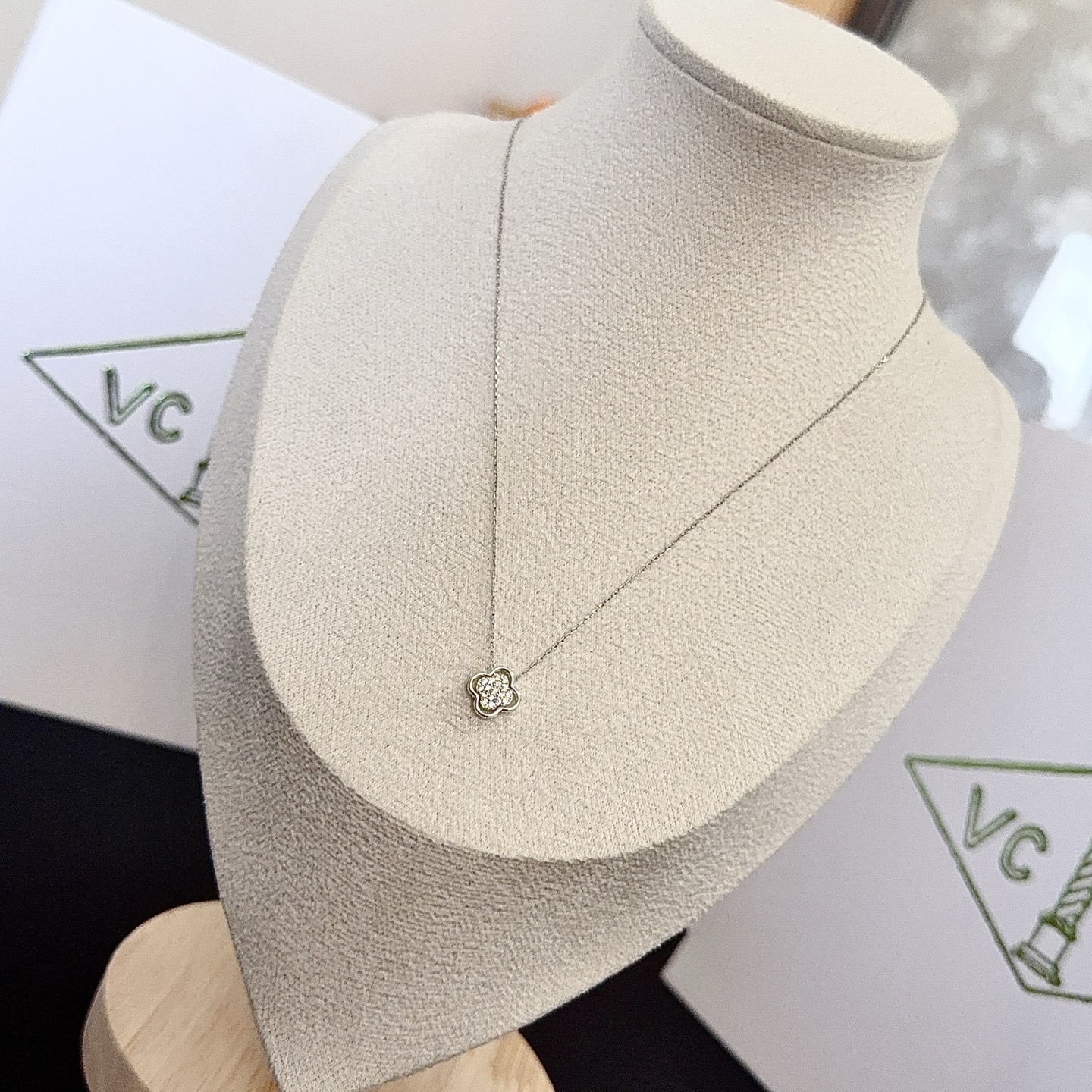 〔精工原版〕VCA四叶草🍀梵克雅🍛项链，经典之作 官网同款 时尚潮流 采用多层次金属雕刻设计 使花瓣更立