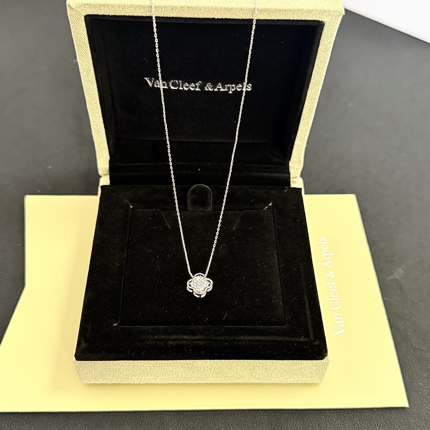 〔精工原版〕VCA四叶草🍀梵克雅🍛项链，经典之作 官网同款 时尚潮流 采用多层次金属雕刻设计 使花瓣更立