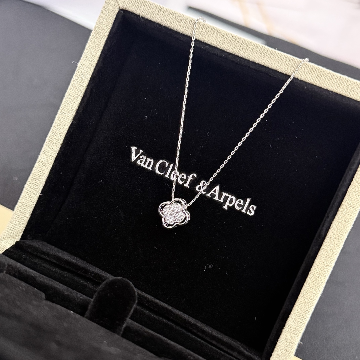 〔精工原版〕VCA四叶草🍀梵克雅🍛项链，经典之作 官网同款 时尚潮流 采用多层次金属雕刻设计 使花瓣更立