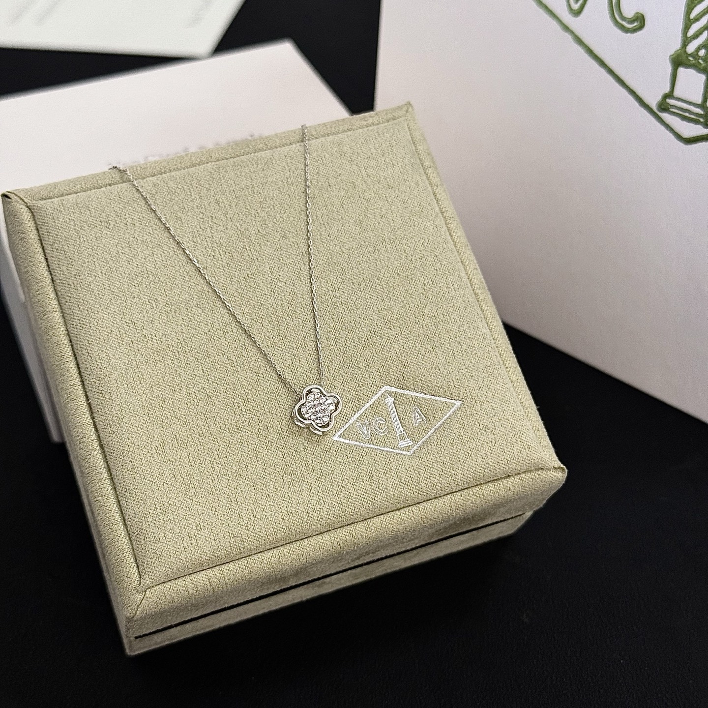 〔精工原版〕VCA四叶草🍀梵克雅🍛项链，经典之作 官网同款 时尚潮流 采用多层次金属雕刻设计 使花瓣更立