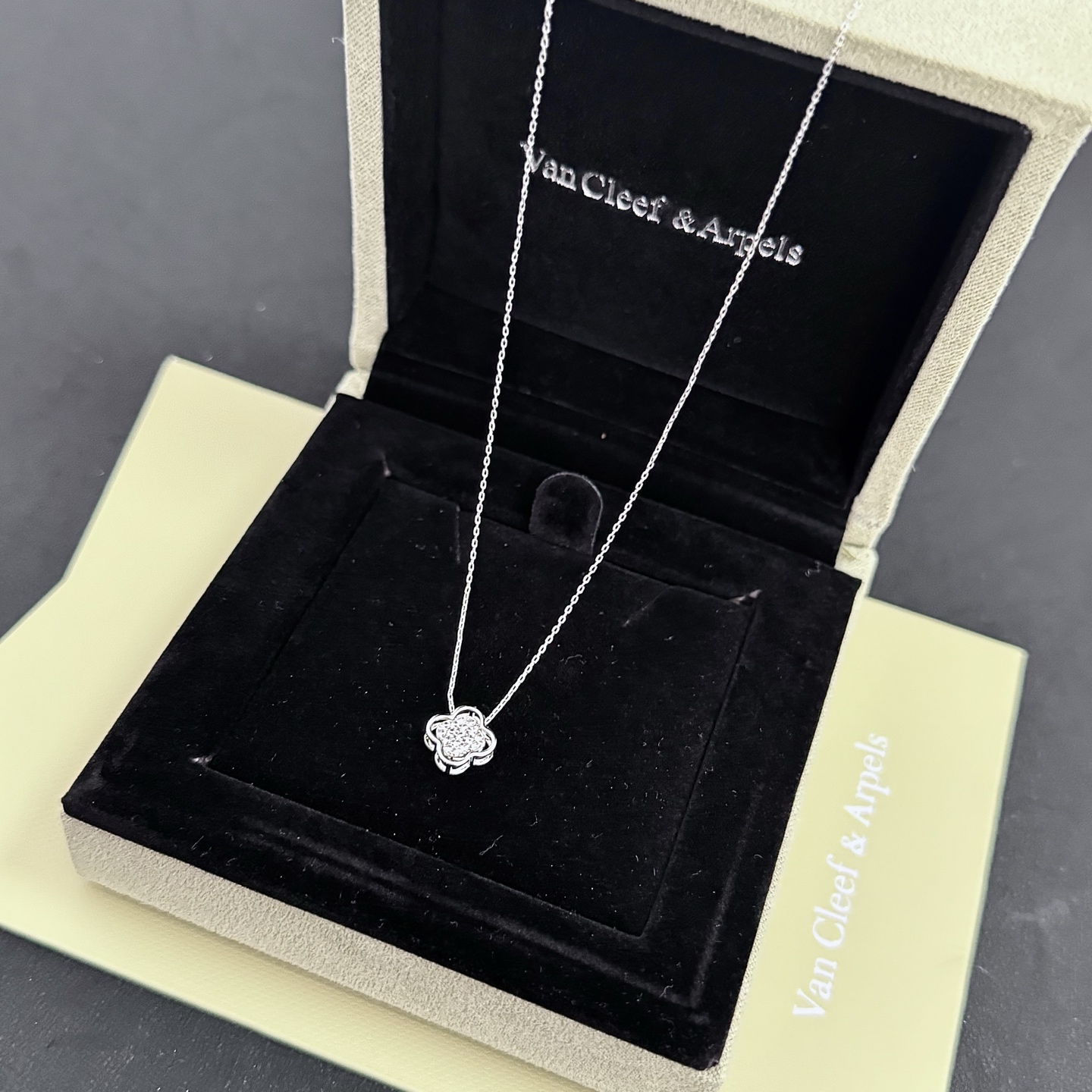 〔精工原版〕VCA四叶草🍀梵克雅🍛项链，经典之作 官网同款 时尚潮流 采用多层次金属雕刻设计 使花瓣更立