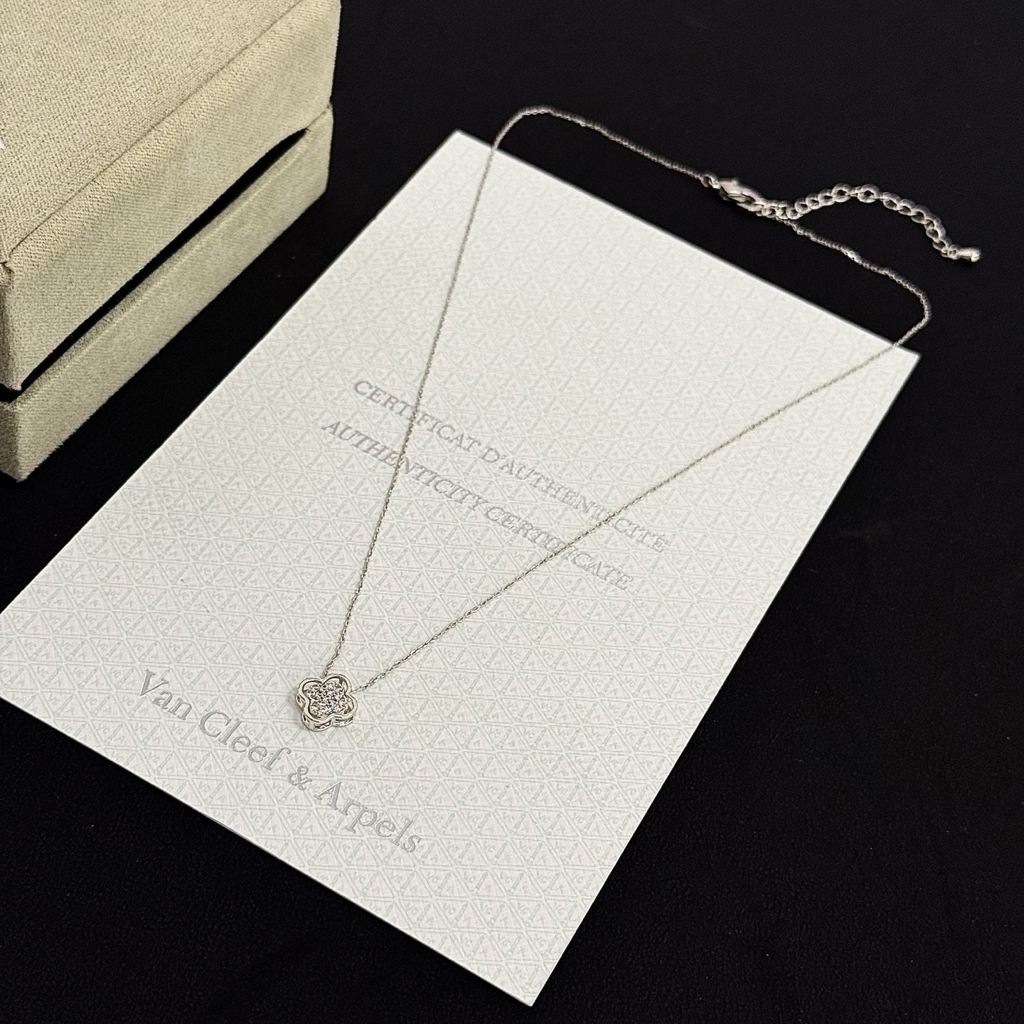 〔精工原版〕VCA四叶草🍀梵克雅🍛项链，经典之作 官网同款 时尚潮流 采用多层次金属雕刻设计 使花瓣更立