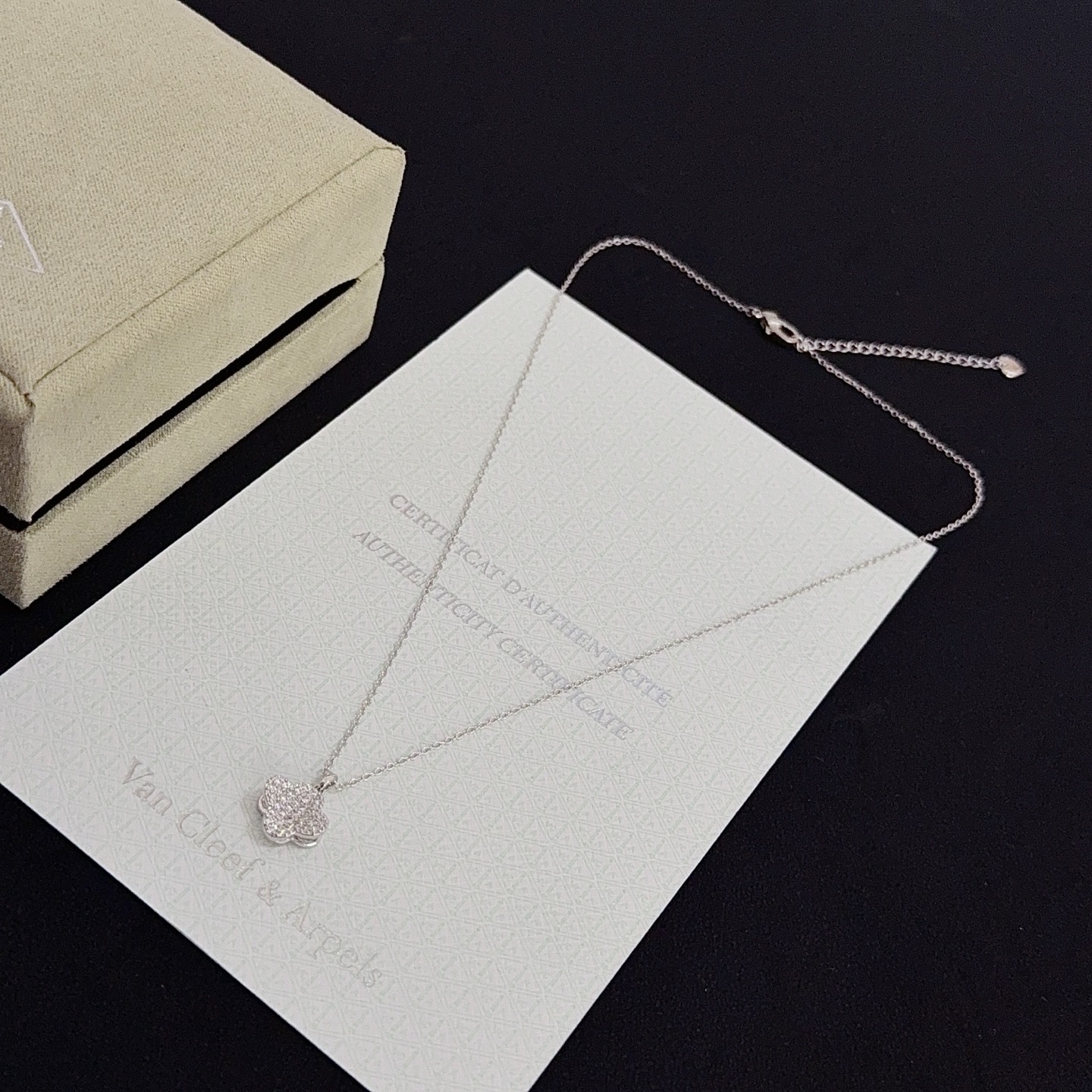 〔精工原版〕VCA四叶草🍀梵克雅🍛项链，经典之作 官网同款 时尚潮流 采用多层次金属雕刻设计 使花瓣更立