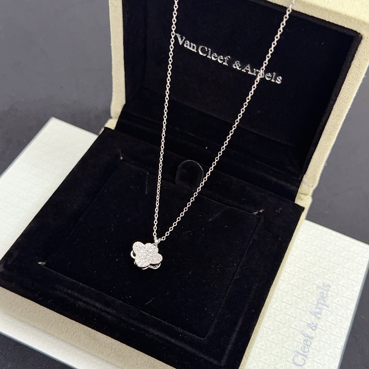 〔精工原版〕VCA四叶草🍀梵克雅🍛项链，经典之作 官网同款 时尚潮流 采用多层次金属雕刻设计 使花瓣更立