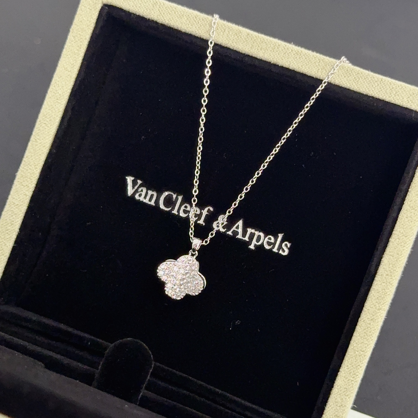 〔精工原版〕VCA四叶草🍀梵克雅🍛项链，经典之作 官网同款 时尚潮流 采用多层次金属雕刻设计 使花瓣更立