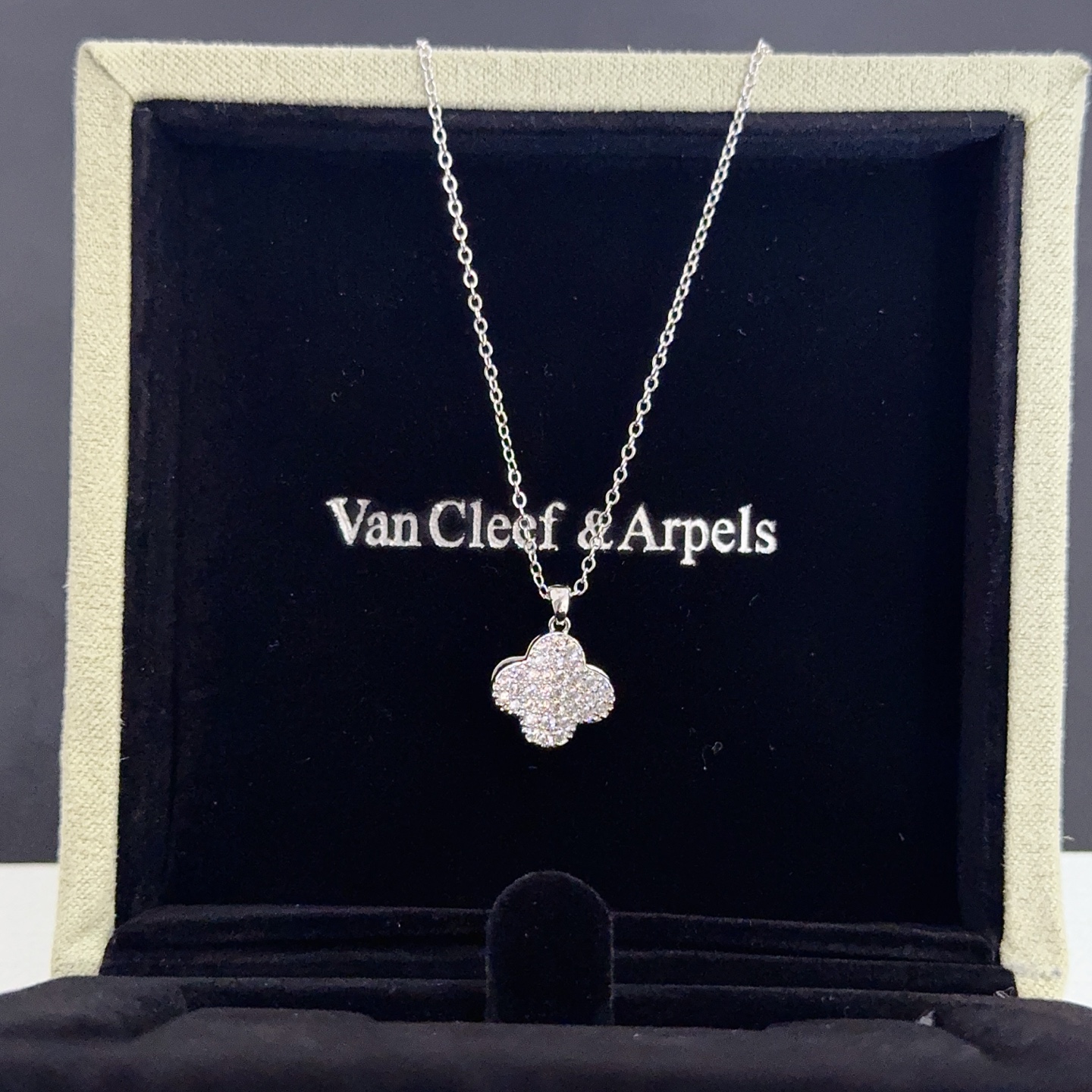 〔精工原版〕VCA四叶草🍀梵克雅🍛项链，经典之作 官网同款 时尚潮流 采用多层次金属雕刻设计 使花瓣更立