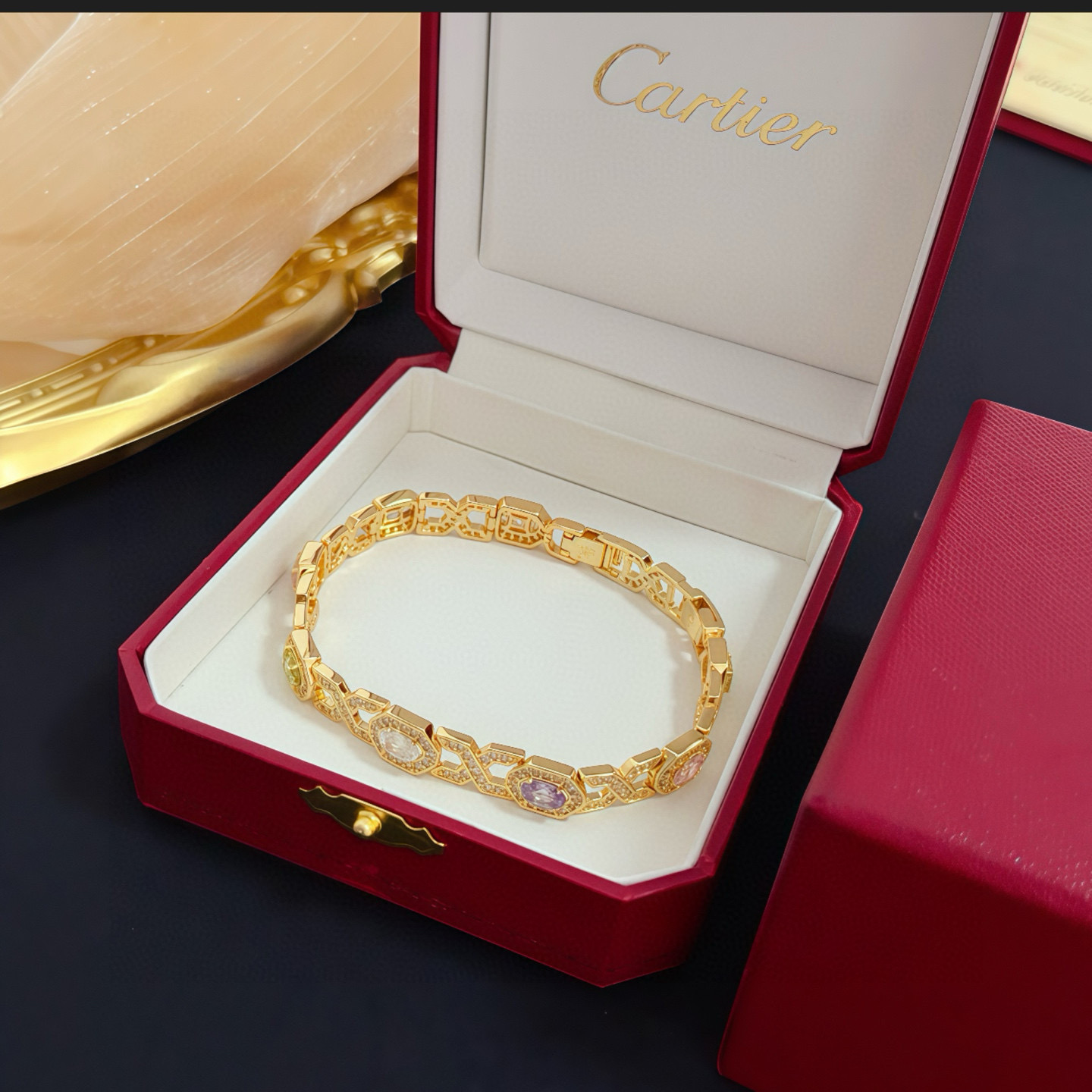 卡地亚镶钻手链 高端定制版本 镶嵌钻工艺 V金材质 经典而时尚风格 用凌厉线条重构爱情美学！打破常规，镶