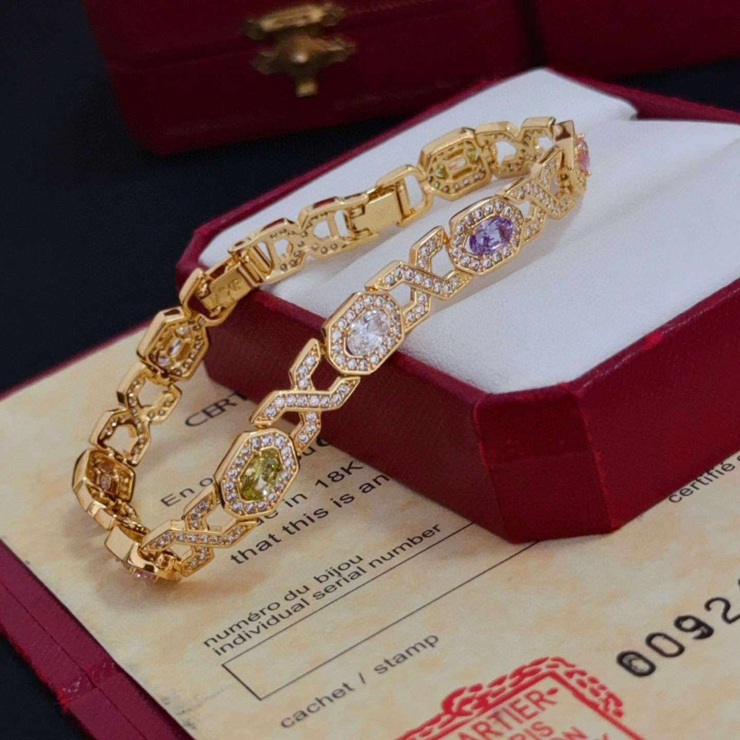 卡地亚镶钻手链 高端定制版本 镶嵌钻工艺 V金材质 经典而时尚风格 用凌厉线条重构爱情美学！打破常规，镶