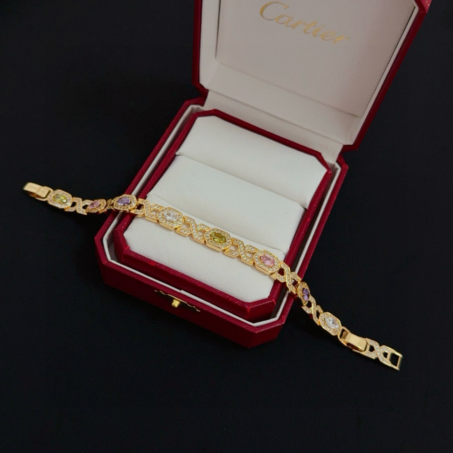 卡地亚镶钻手链 高端定制版本 镶嵌钻工艺 V金材质 经典而时尚风格 用凌厉线条重构爱情美学！打破常规，镶