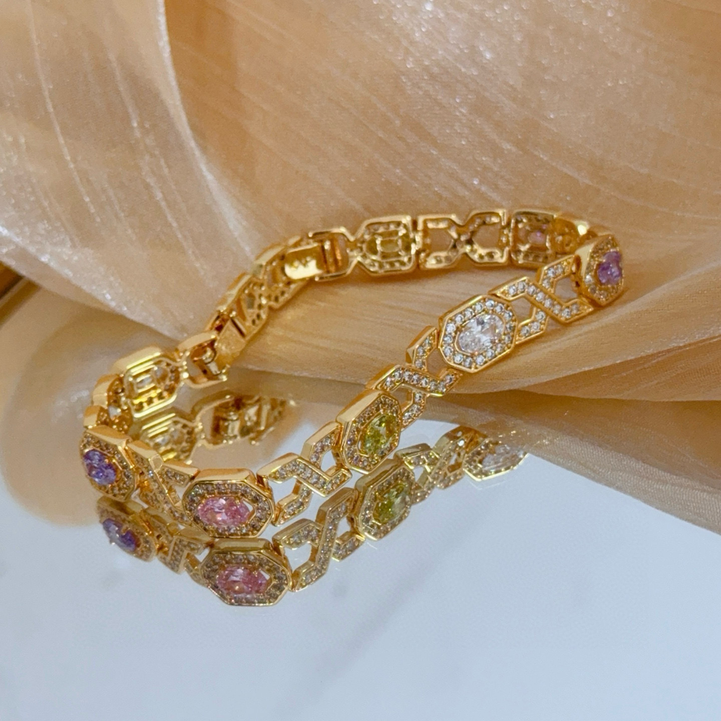 卡地亚镶钻手链 高端定制版本 镶嵌钻工艺 V金材质 经典而时尚风格 用凌厉线条重构爱情美学！打破常规，镶