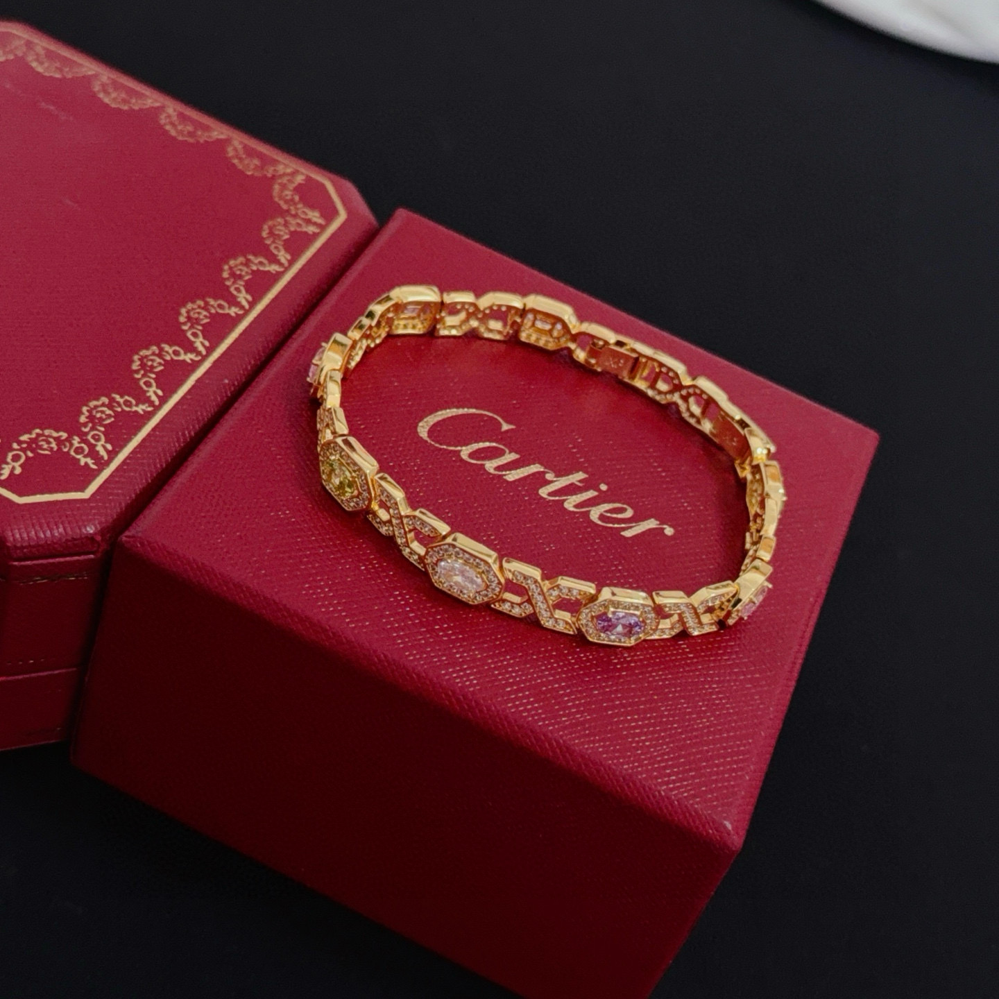 卡地亚镶钻手链 高端定制版本 镶嵌钻工艺 V金材质 经典而时尚风格 用凌厉线条重构爱情美学！打破常规，镶