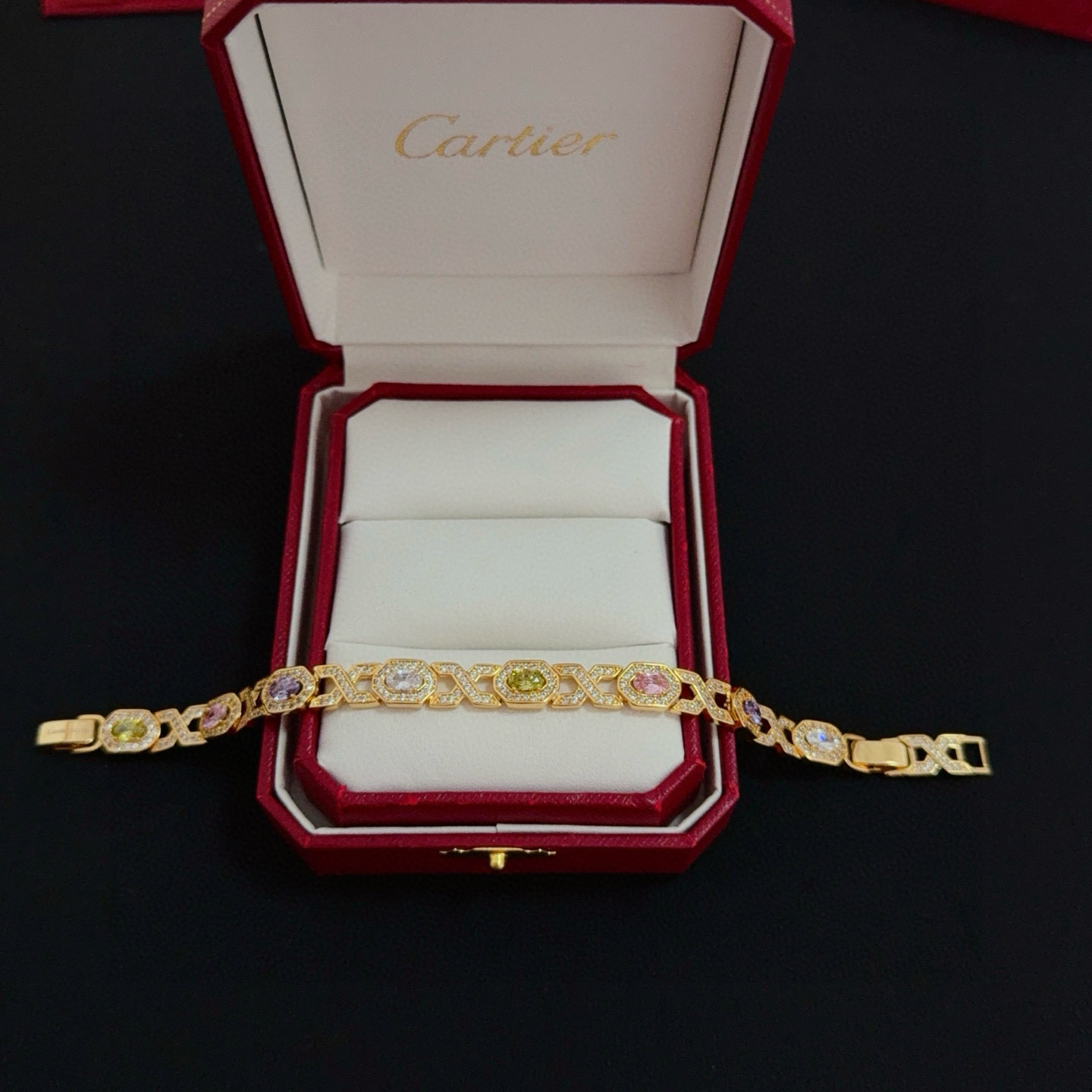 卡地亚镶钻手链 高端定制版本 镶嵌钻工艺 V金材质 经典而时尚风格 用凌厉线条重构爱情美学！打破常规，镶