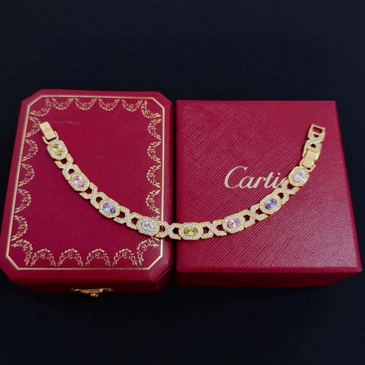 卡地亚镶钻手链 高端定制版本 镶嵌钻工艺 V金材质 经典而时尚风格 用凌厉线条重构爱情美学！打破常规，镶