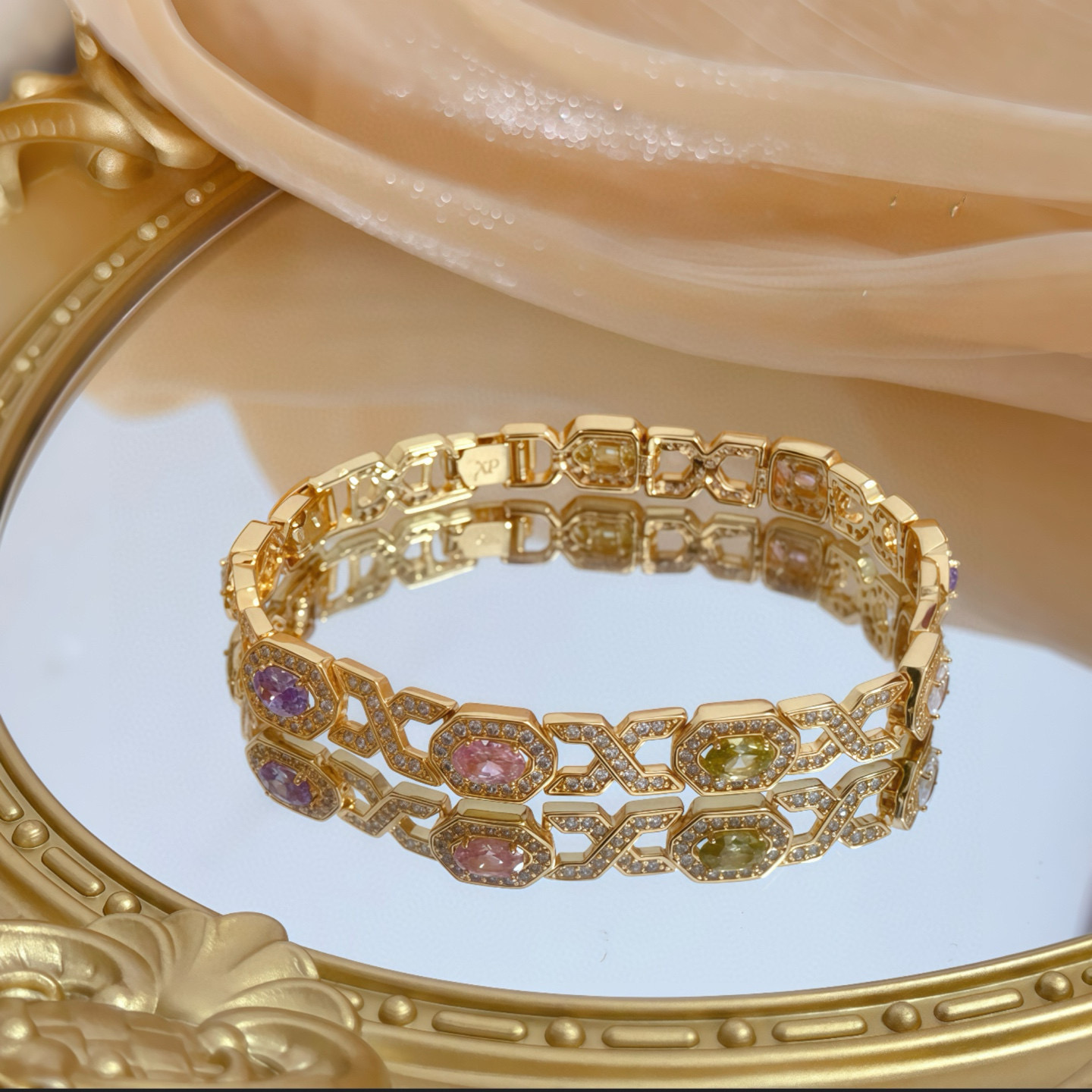 卡地亚镶钻手链 高端定制版本 镶嵌钻工艺 V金材质 经典而时尚风格 用凌厉线条重构爱情美学！打破常规，镶