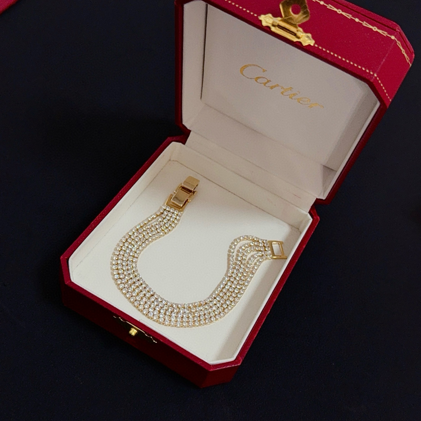 卡地亚镶钻手链 高端定制版本 镶嵌钻工艺 V金材质 经典而时尚风格 用凌厉线条重构爱情美学！打破常规，镶