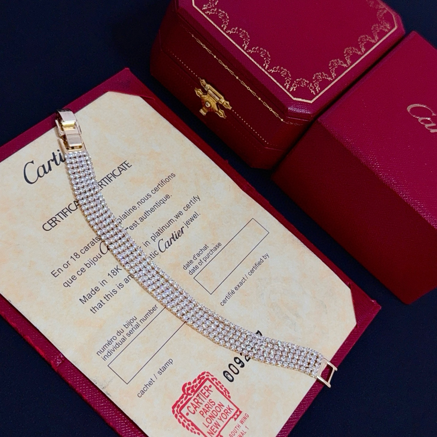 卡地亚镶钻手链 高端定制版本 镶嵌钻工艺 V金材质 经典而时尚风格 用凌厉线条重构爱情美学！打破常规，镶