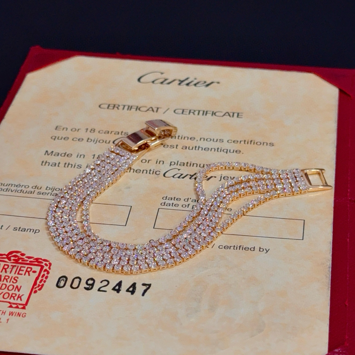 卡地亚镶钻手链 高端定制版本 镶嵌钻工艺 V金材质 经典而时尚风格 用凌厉线条重构爱情美学！打破常规，镶