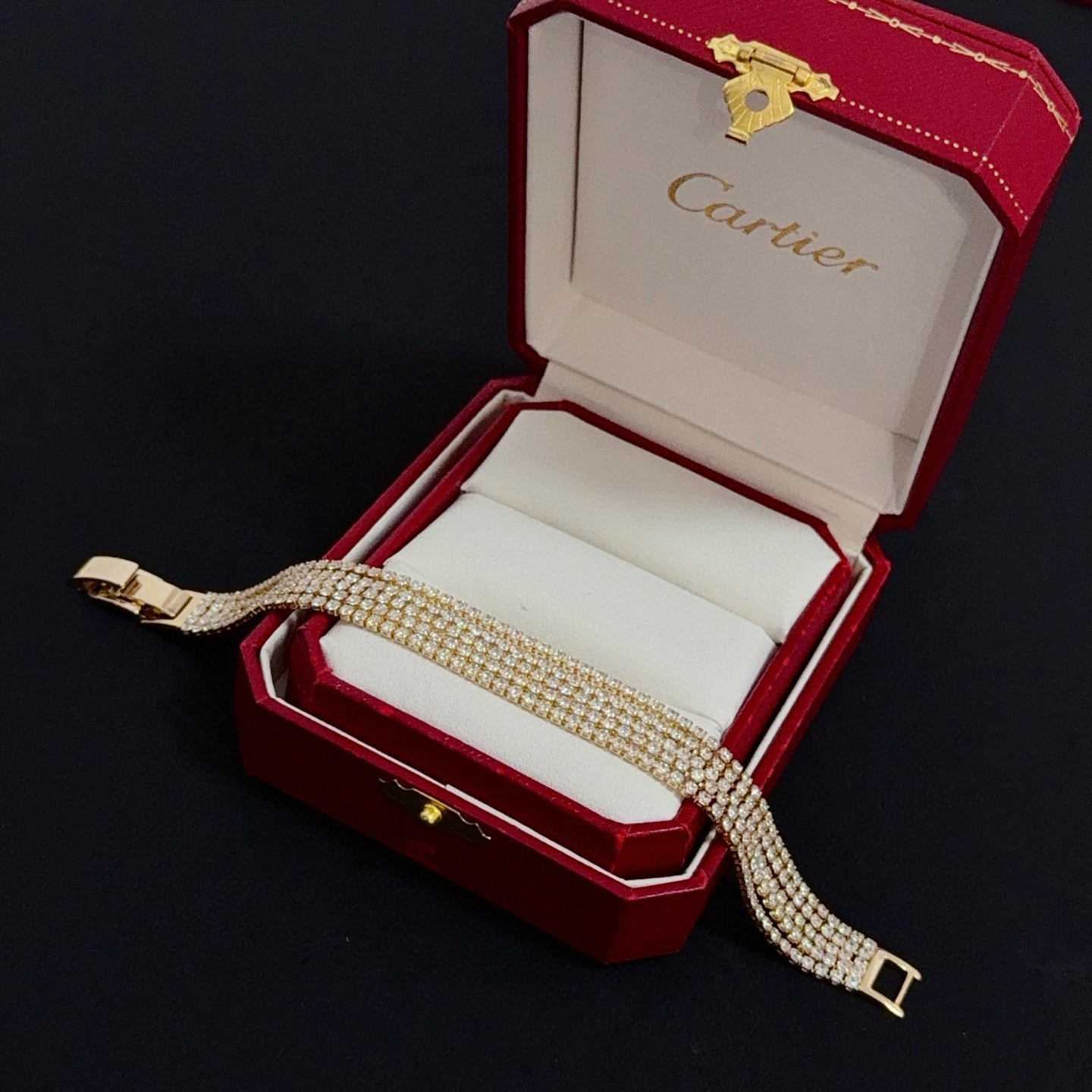 卡地亚镶钻手链 高端定制版本 镶嵌钻工艺 V金材质 经典而时尚风格 用凌厉线条重构爱情美学！打破常规，镶