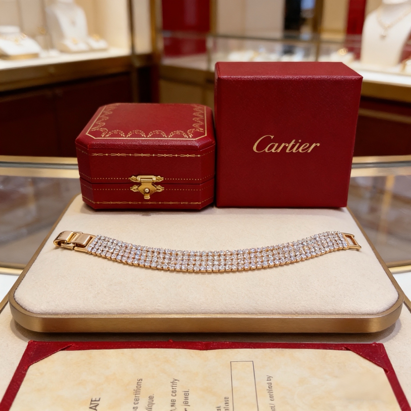 卡地亚镶钻手链 高端定制版本 镶嵌钻工艺 V金材质 经典而时尚风格 用凌厉线条重构爱情美学！打破常规，镶