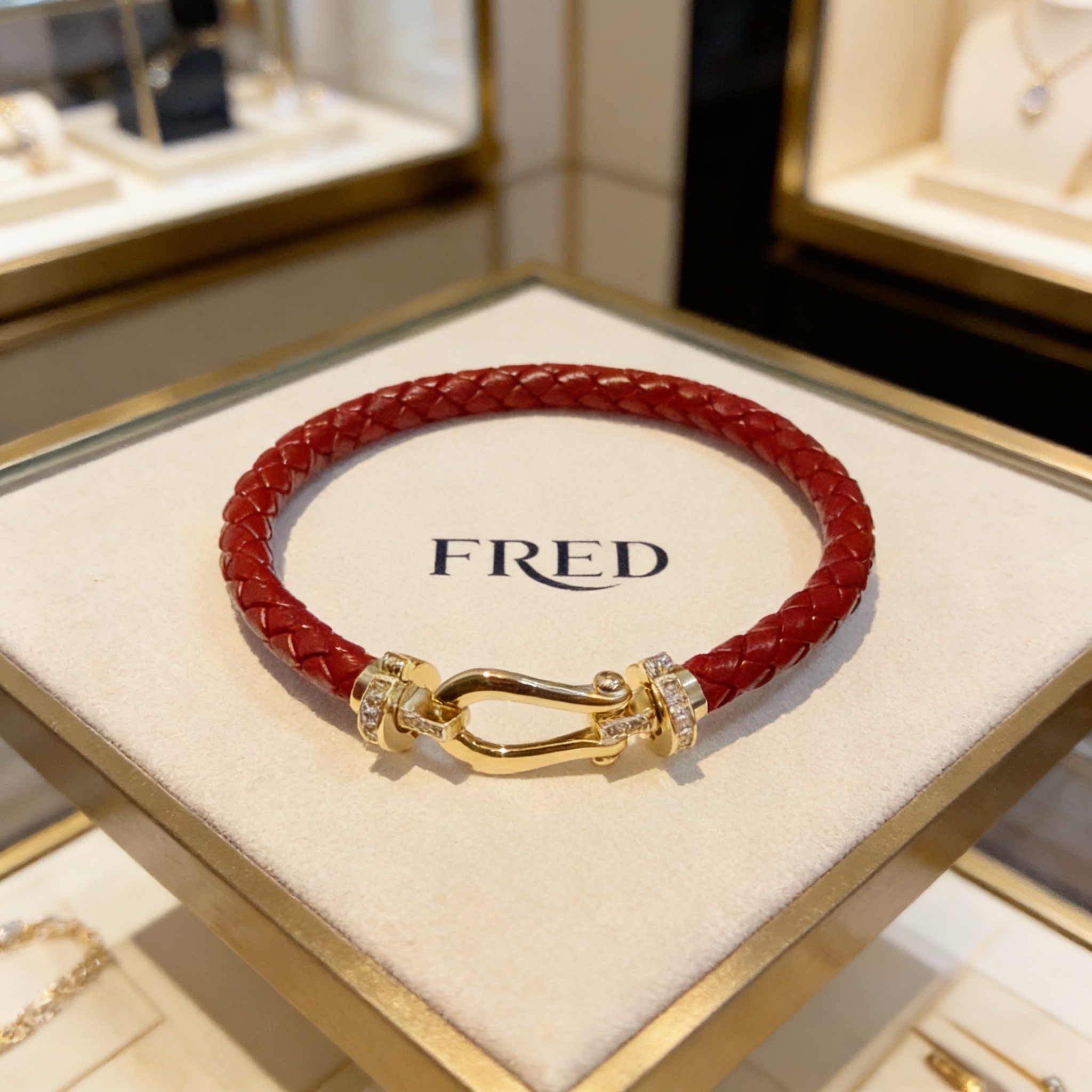 ❤火爆🎉 𝗙𝗥𝗘𝗗 费雷德满钻马蹄扣皮绳手镯手绳，经典百搭，网红达人 时尚一族备必‬单品，时尚精致，1：