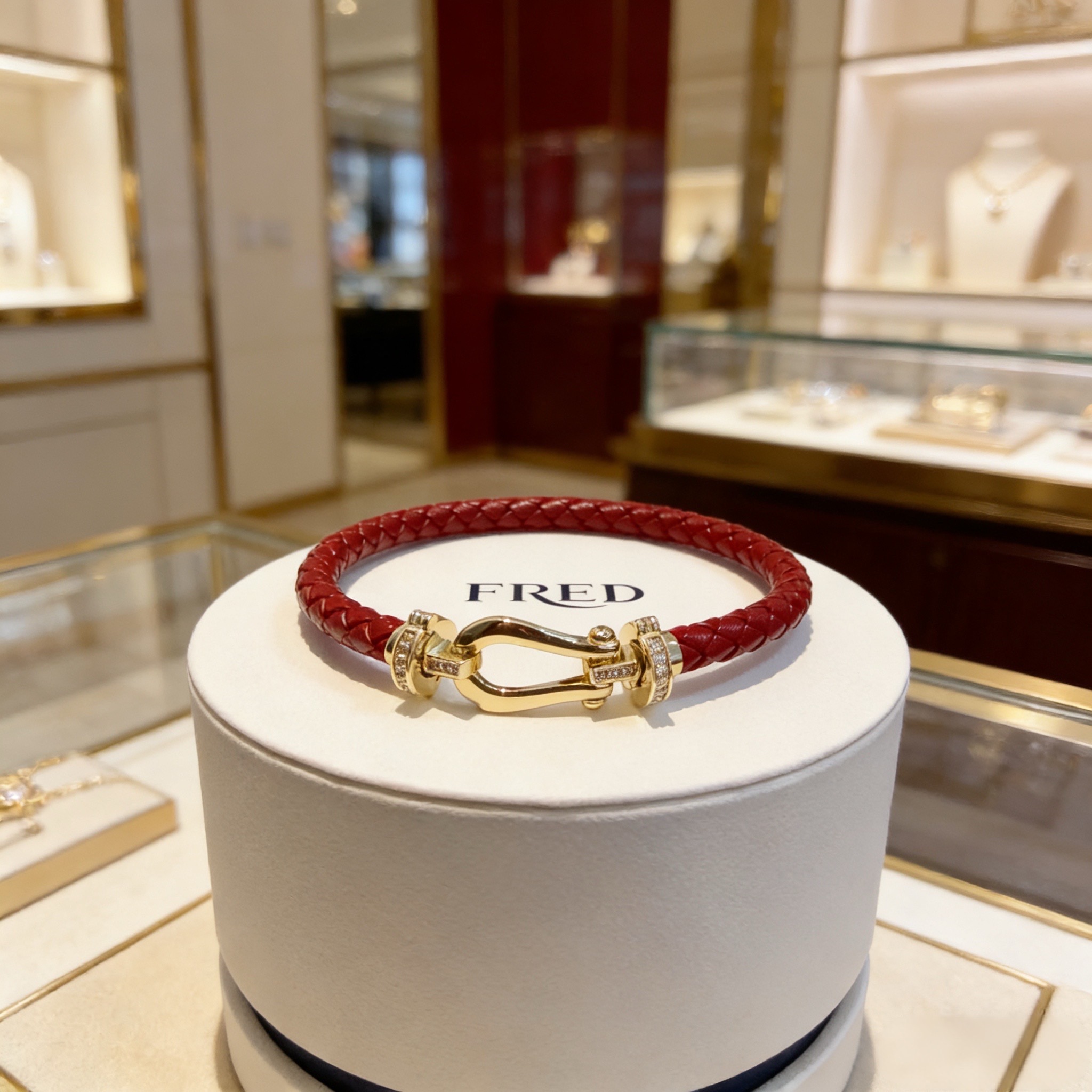 ❤火爆🎉 𝗙𝗥𝗘𝗗 费雷德满钻马蹄扣皮绳手镯手绳，经典百搭，网红达人 时尚一族备必‬单品，时尚精致，1：