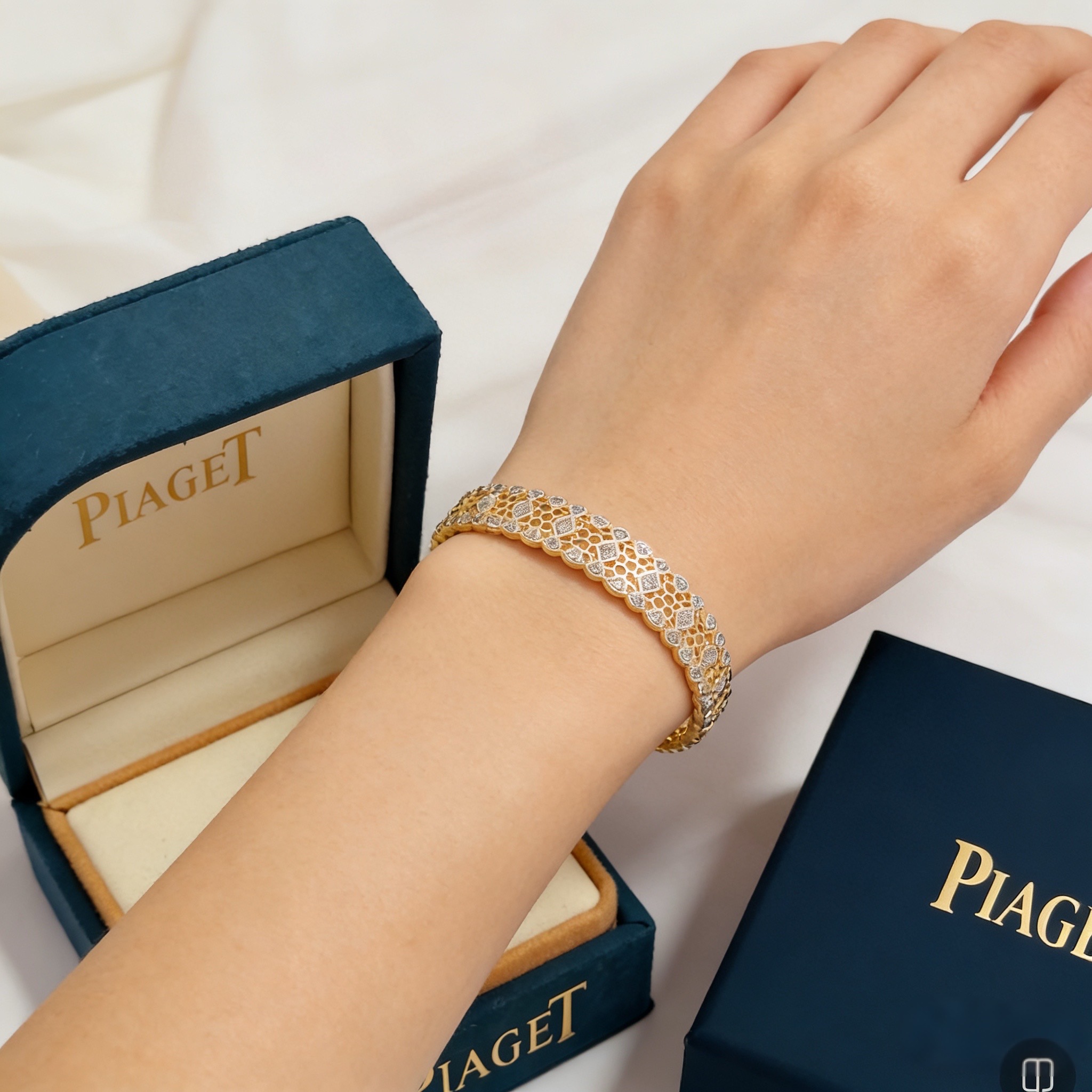 Piaget伯爵手镯 高端定制版本 镶嵌钻工艺 ，V金材质 ，细节处尽显奢华。金属质感与纹理相互映衬，光