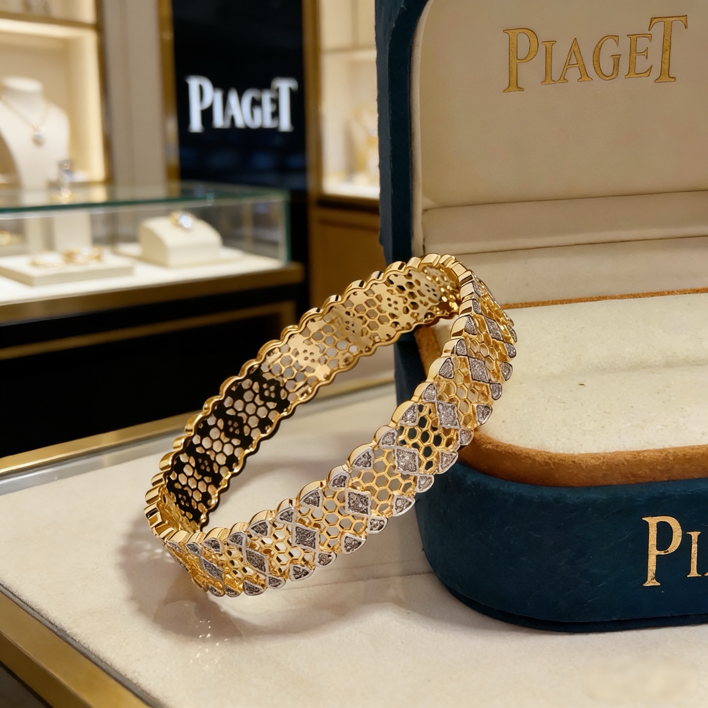 Piaget伯爵手镯 高端定制版本 镶嵌钻工艺 ，V金材质 ，细节处尽显奢华。金属质感与纹理相互映衬，光