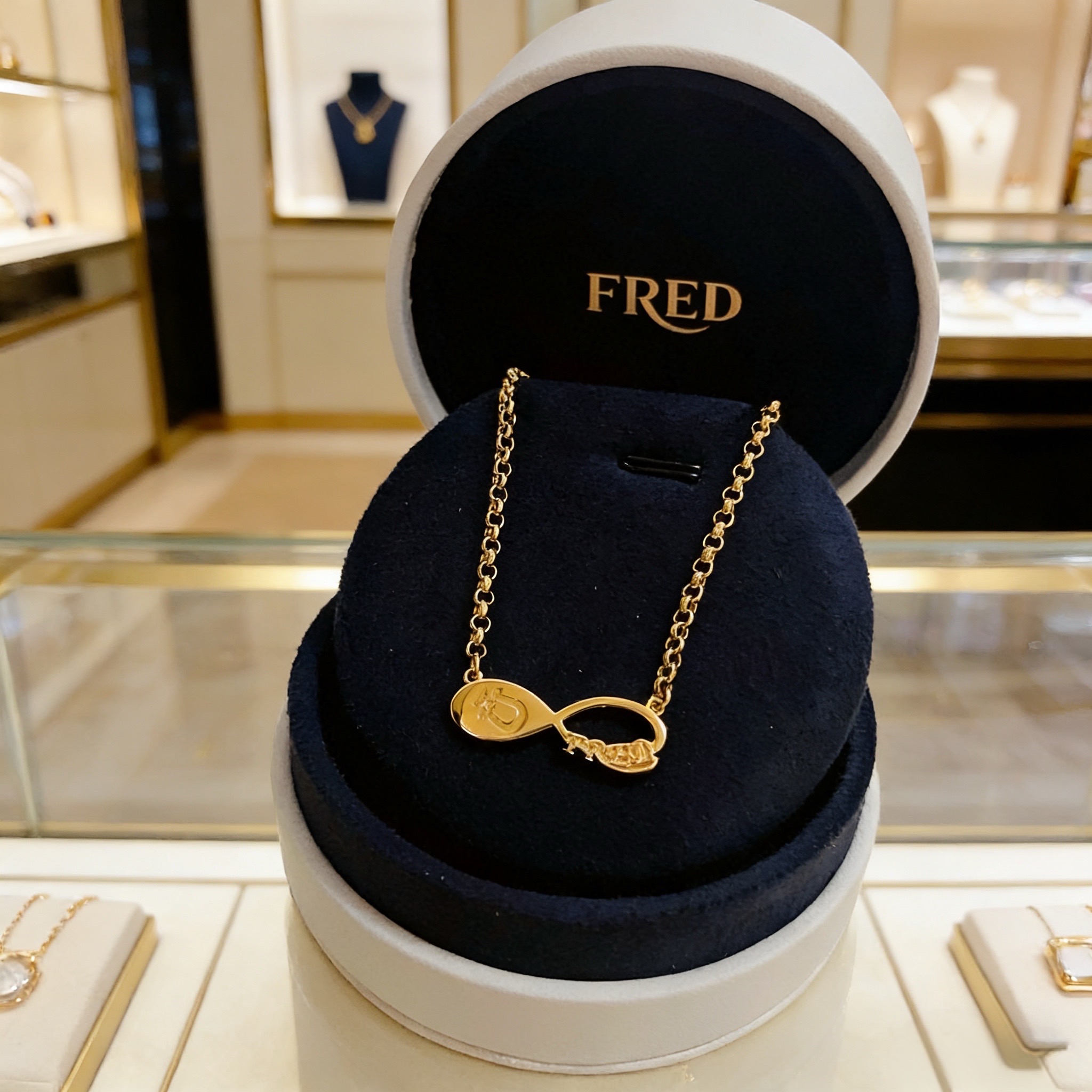 🎉 𝗙𝗥𝗘𝗗 费雷德8字扣项链，高端定制，专柜材质，加厚电镀工艺，带logo，非常有标志性，简洁大方，不