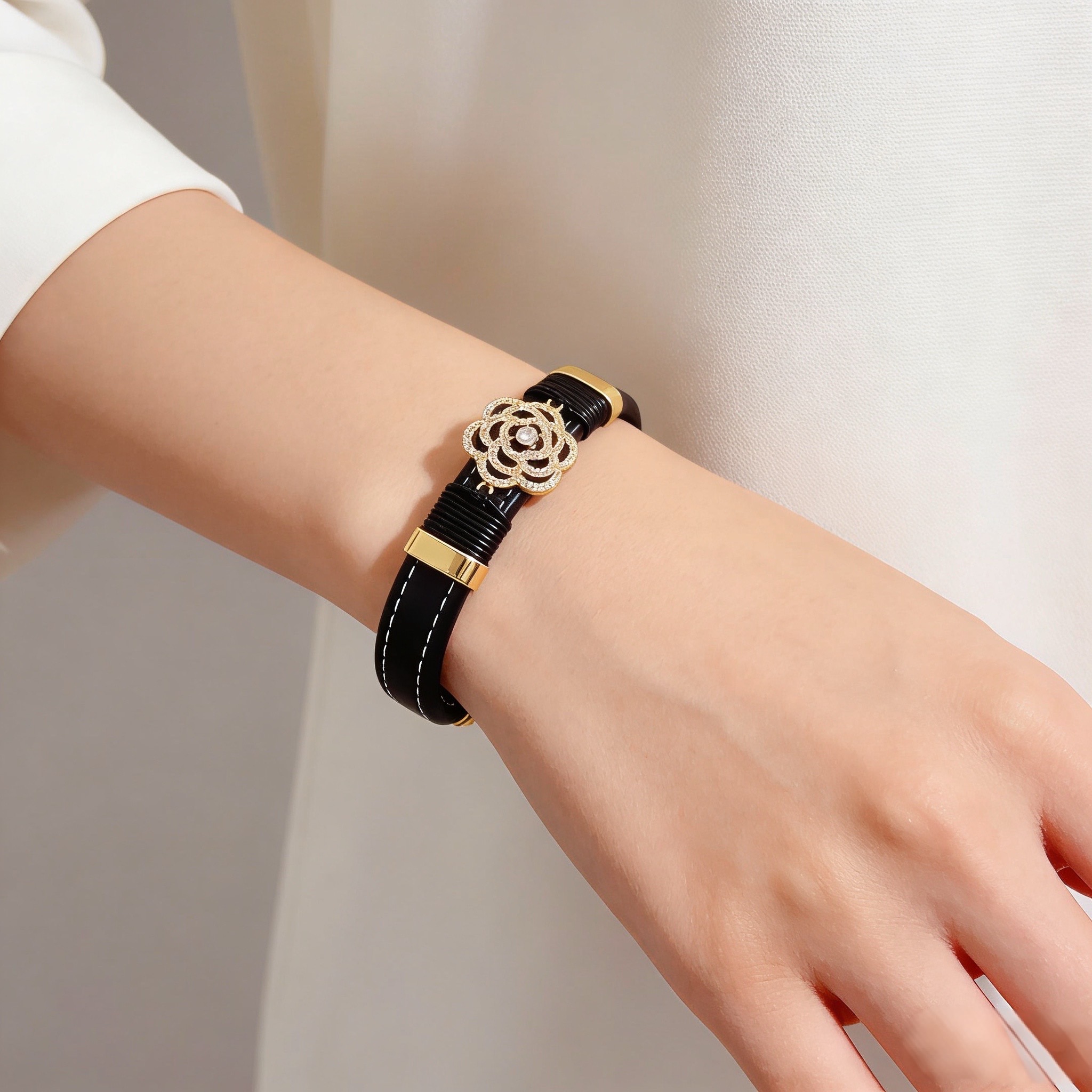 Piaget伯爵手镯 高端定制版本 镶嵌钻工艺 ，V金材质 ，细节处尽显奢华。金属质感与纹理相互映衬，光