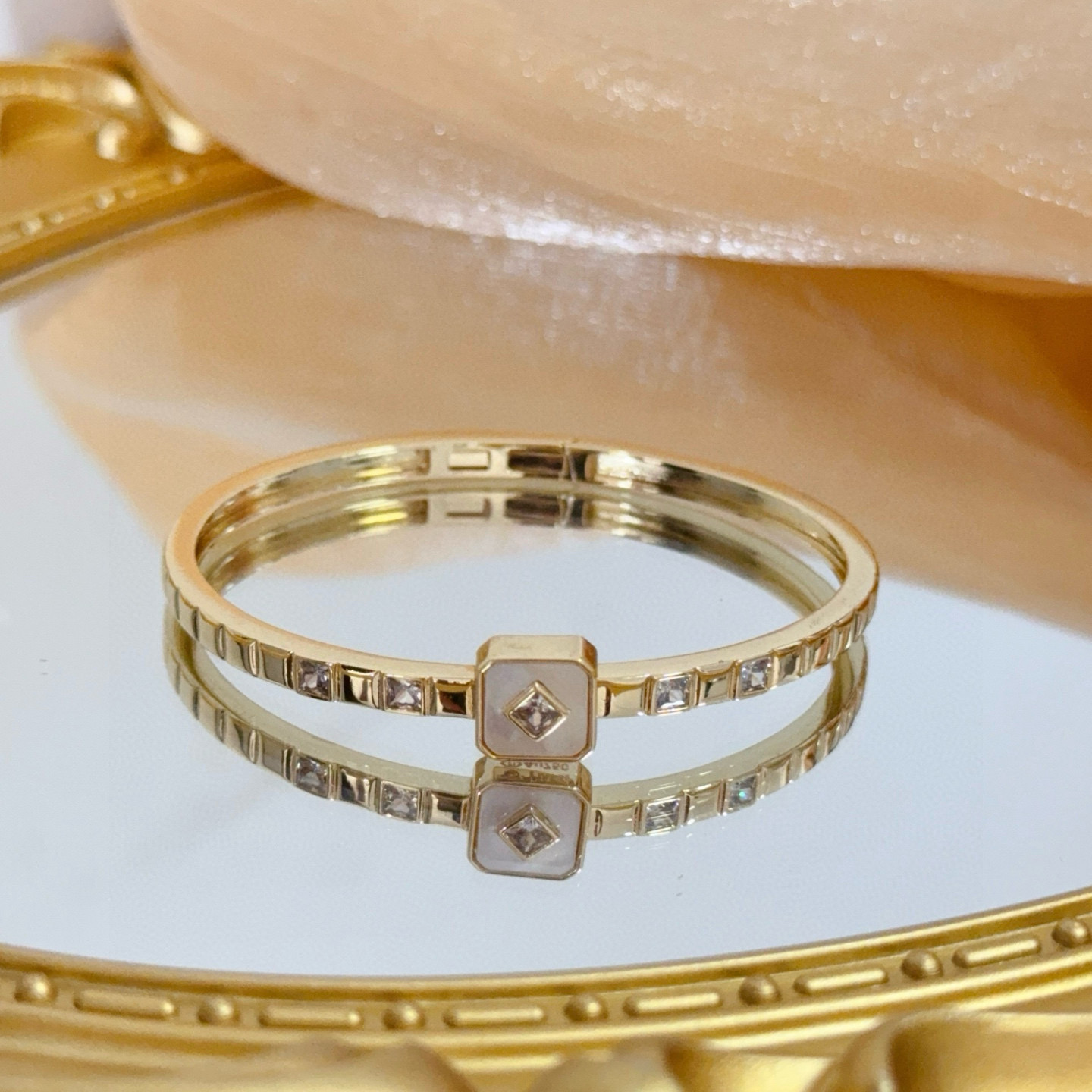 Piaget伯爵手镯 高端定制版本 镶嵌钻工艺 ，V金材质 ，细节处尽显奢华。金属质感与纹理相互映衬，光