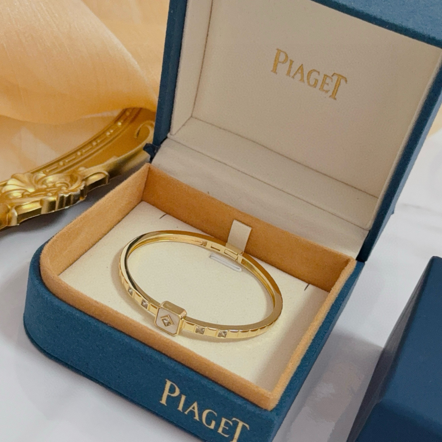 Piaget伯爵手镯 高端定制版本 镶嵌钻工艺 ，V金材质 ，细节处尽显奢华。金属质感与纹理相互映衬，光