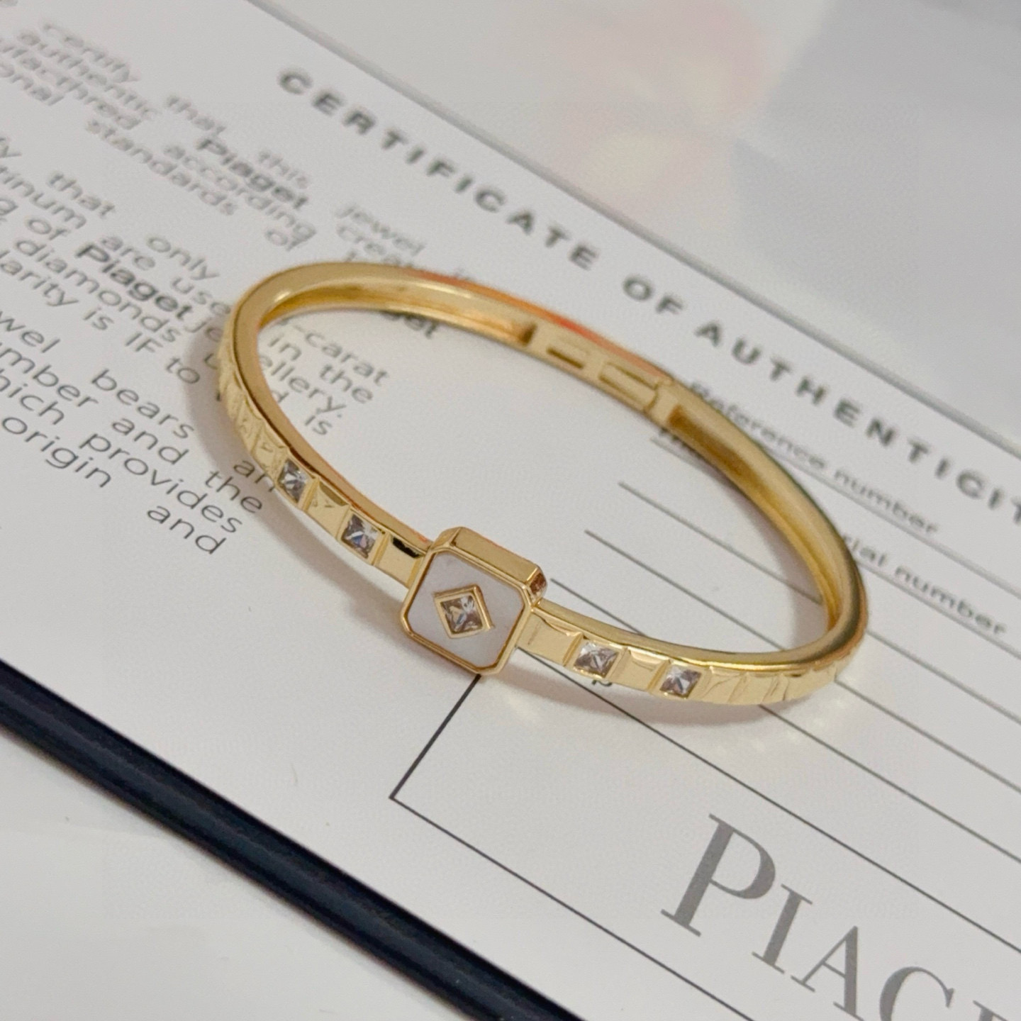 Piaget伯爵手镯 高端定制版本 镶嵌钻工艺 ，V金材质 ，细节处尽显奢华。金属质感与纹理相互映衬，光