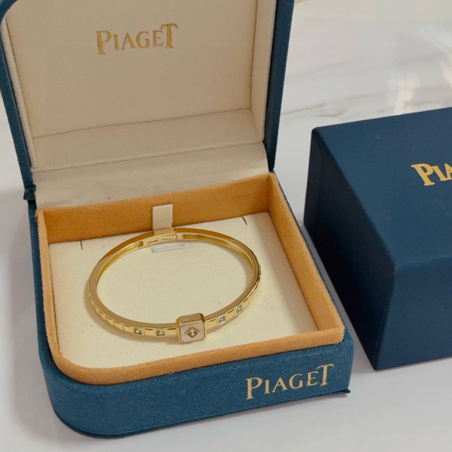 Piaget伯爵手镯 高端定制版本 镶嵌钻工艺 ，V金材质 ，细节处尽显奢华。金属质感与纹理相互映衬，光