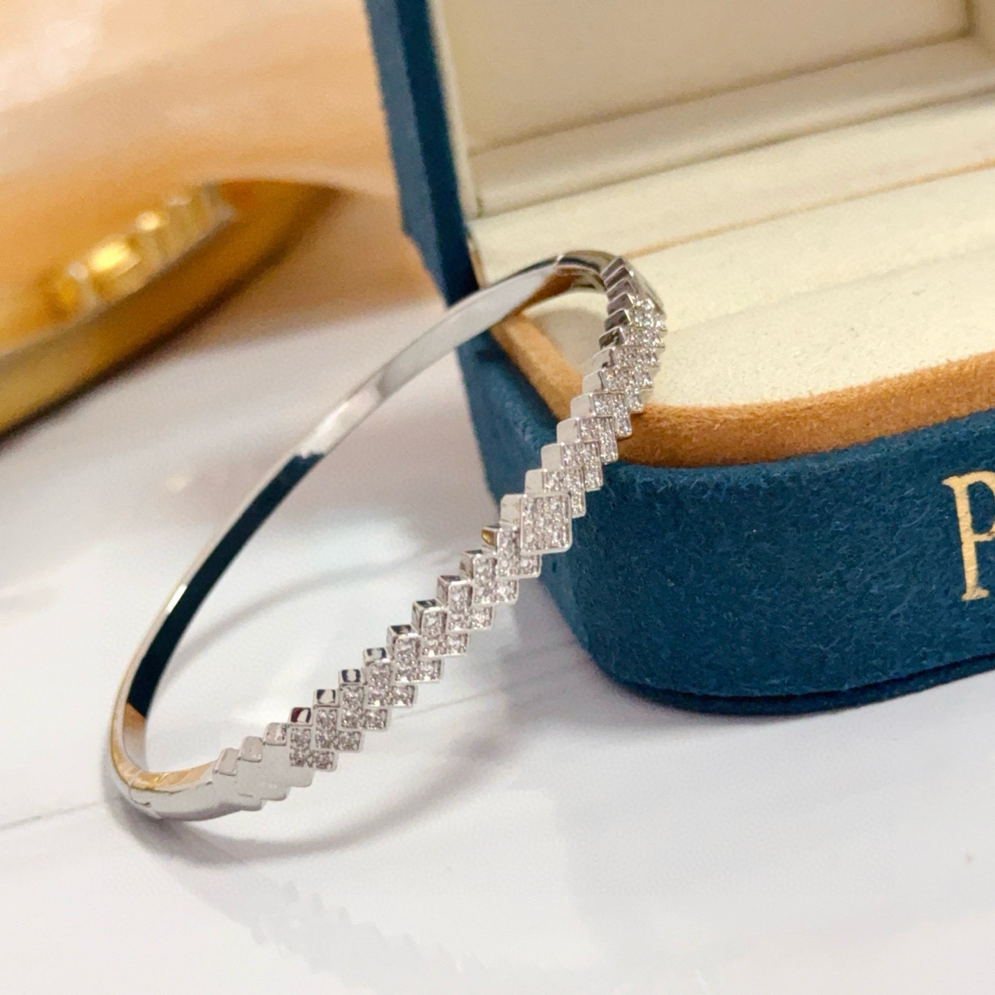 Piaget伯爵手镯， 高端定制版本 镶嵌钻工艺 ，V金材质 ，细节处尽显奢华。金属质感与纹理相互映衬，