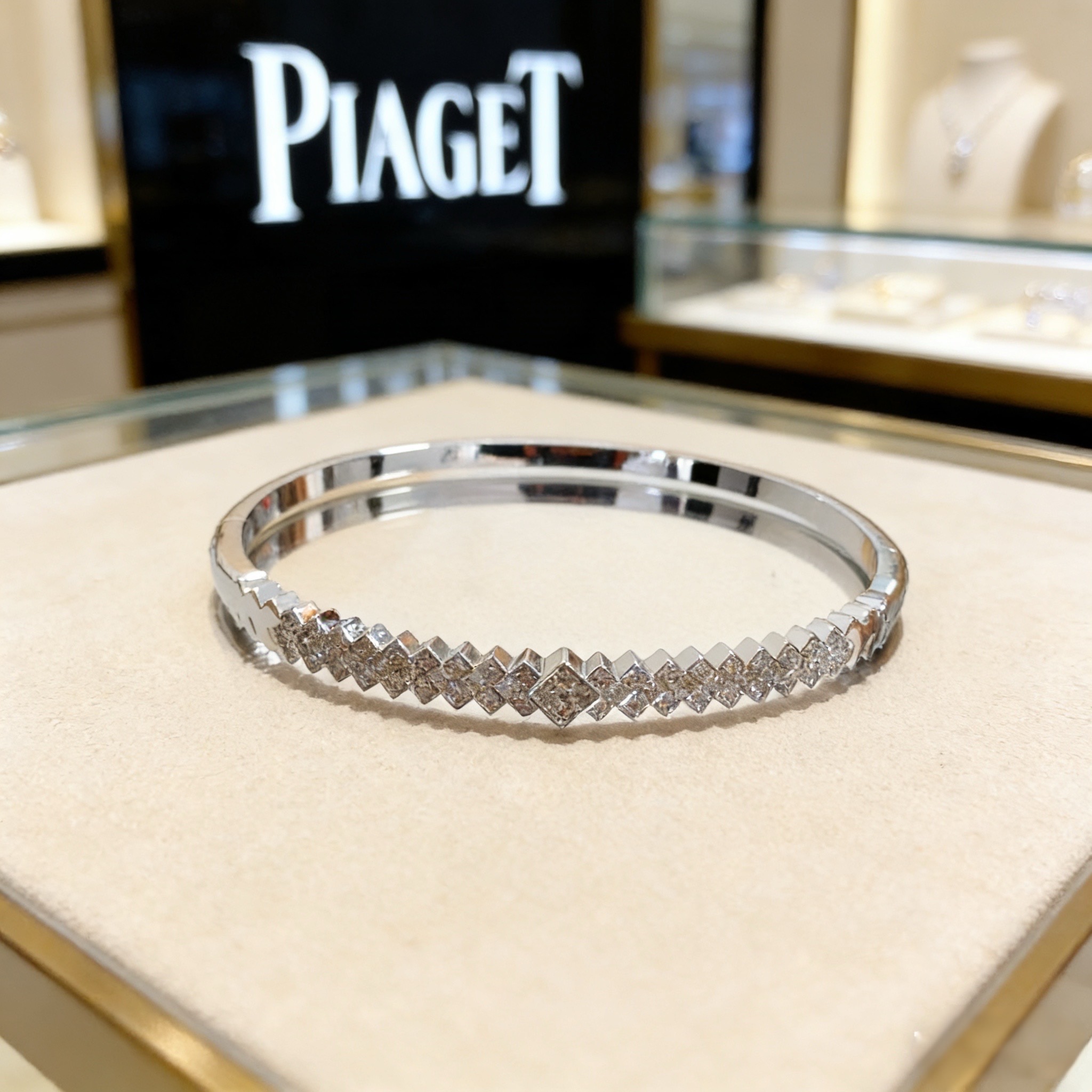Piaget伯爵手镯， 高端定制版本 镶嵌钻工艺 ，V金材质 ，细节处尽显奢华。金属质感与纹理相互映衬，