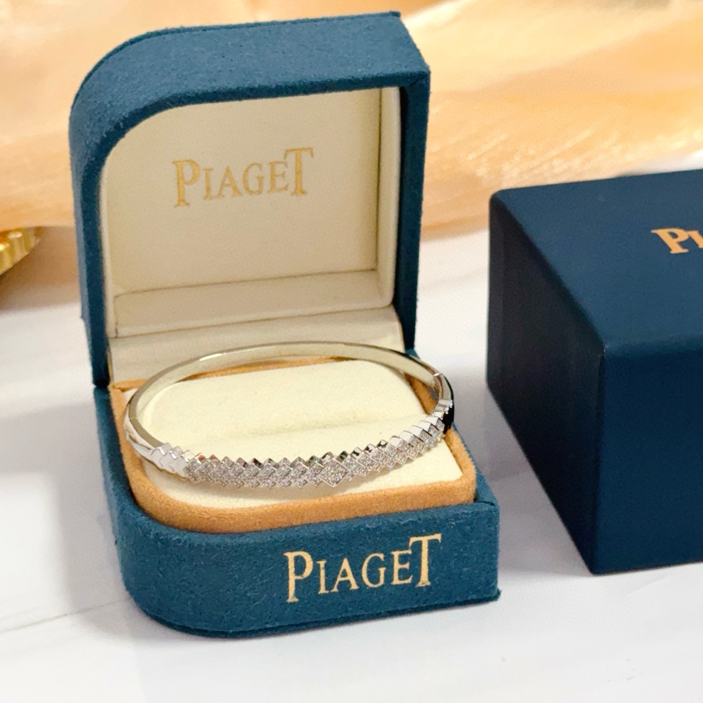 Piaget伯爵手镯， 高端定制版本 镶嵌钻工艺 ，V金材质 ，细节处尽显奢华。金属质感与纹理相互映衬，