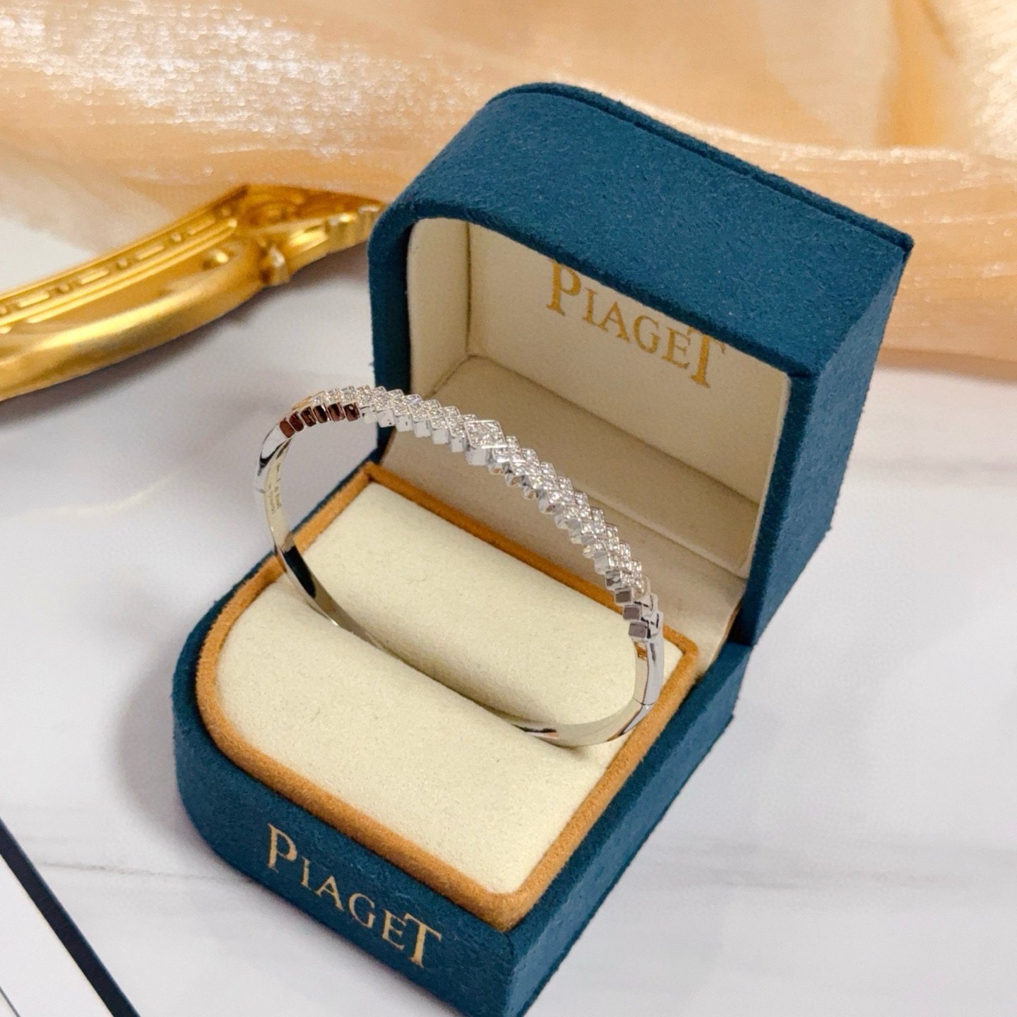 Piaget伯爵手镯， 高端定制版本 镶嵌钻工艺 ，V金材质 ，细节处尽显奢华。金属质感与纹理相互映衬，