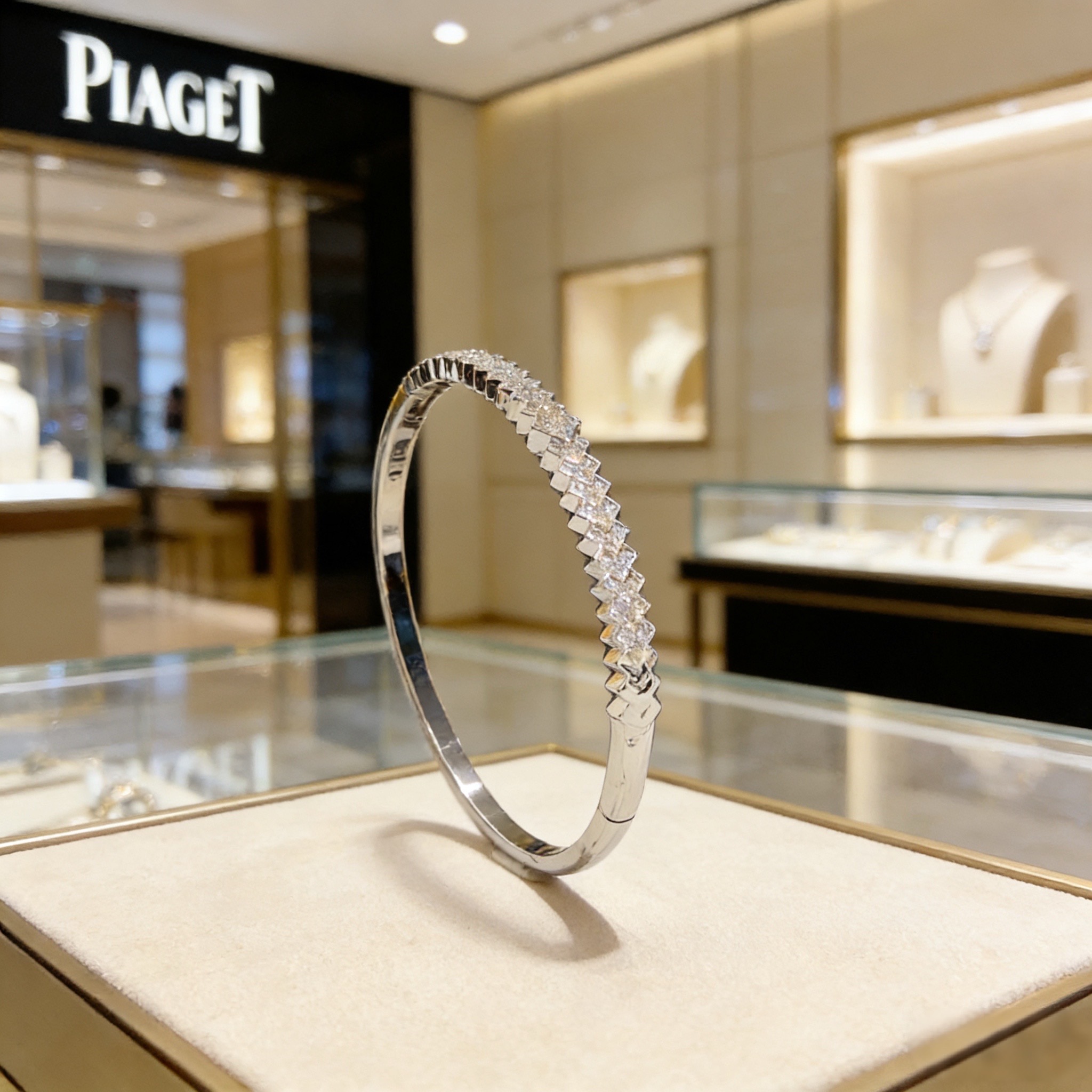 Piaget伯爵手镯， 高端定制版本 镶嵌钻工艺 ，V金材质 ，细节处尽显奢华。金属质感与纹理相互映衬，
