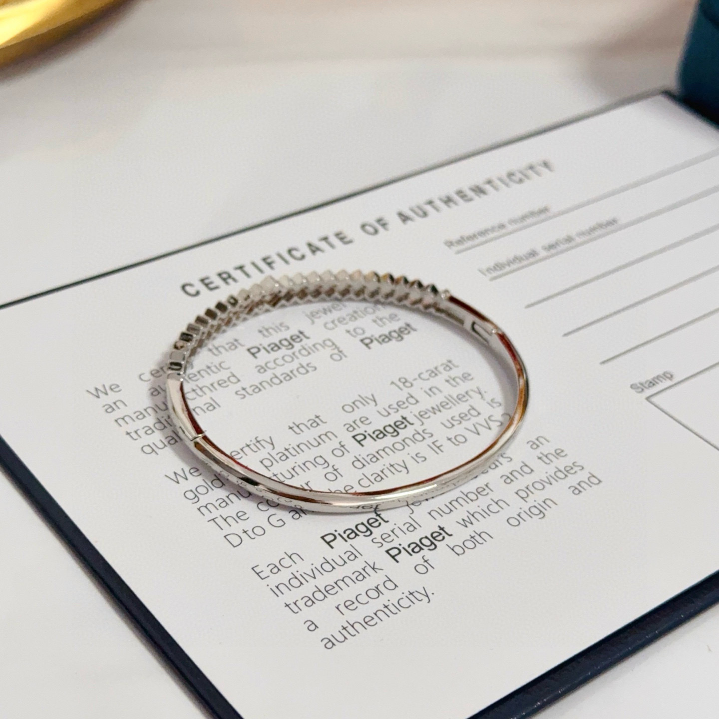 Piaget伯爵手镯， 高端定制版本 镶嵌钻工艺 ，V金材质 ，细节处尽显奢华。金属质感与纹理相互映衬，