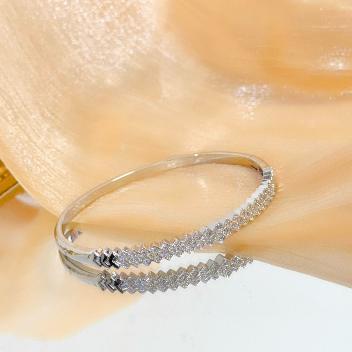 Piaget伯爵手镯， 高端定制版本 镶嵌钻工艺 ，V金材质 ，细节处尽显奢华。金属质感与纹理相互映衬，