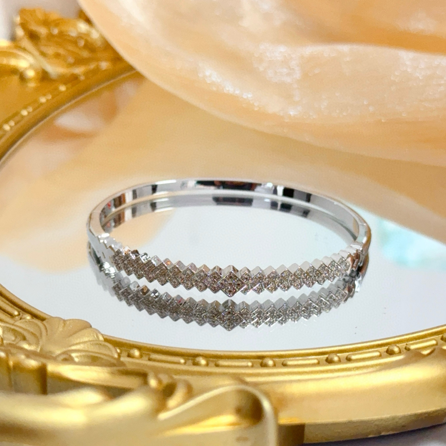 Piaget伯爵手镯， 高端定制版本 镶嵌钻工艺 ，V金材质 ，细节处尽显奢华。金属质感与纹理相互映衬，