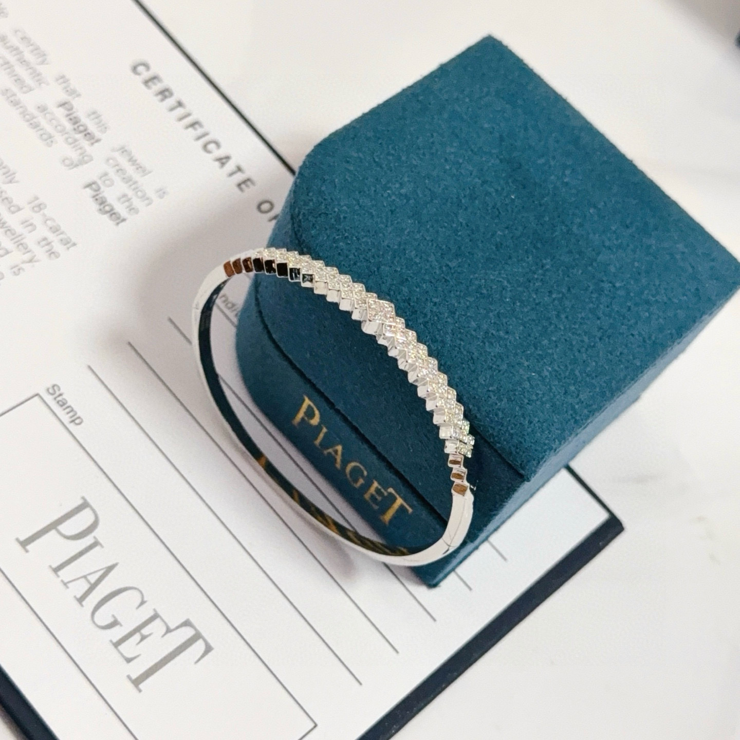 Piaget伯爵手镯， 高端定制版本 镶嵌钻工艺 ，V金材质 ，细节处尽显奢华。金属质感与纹理相互映衬，