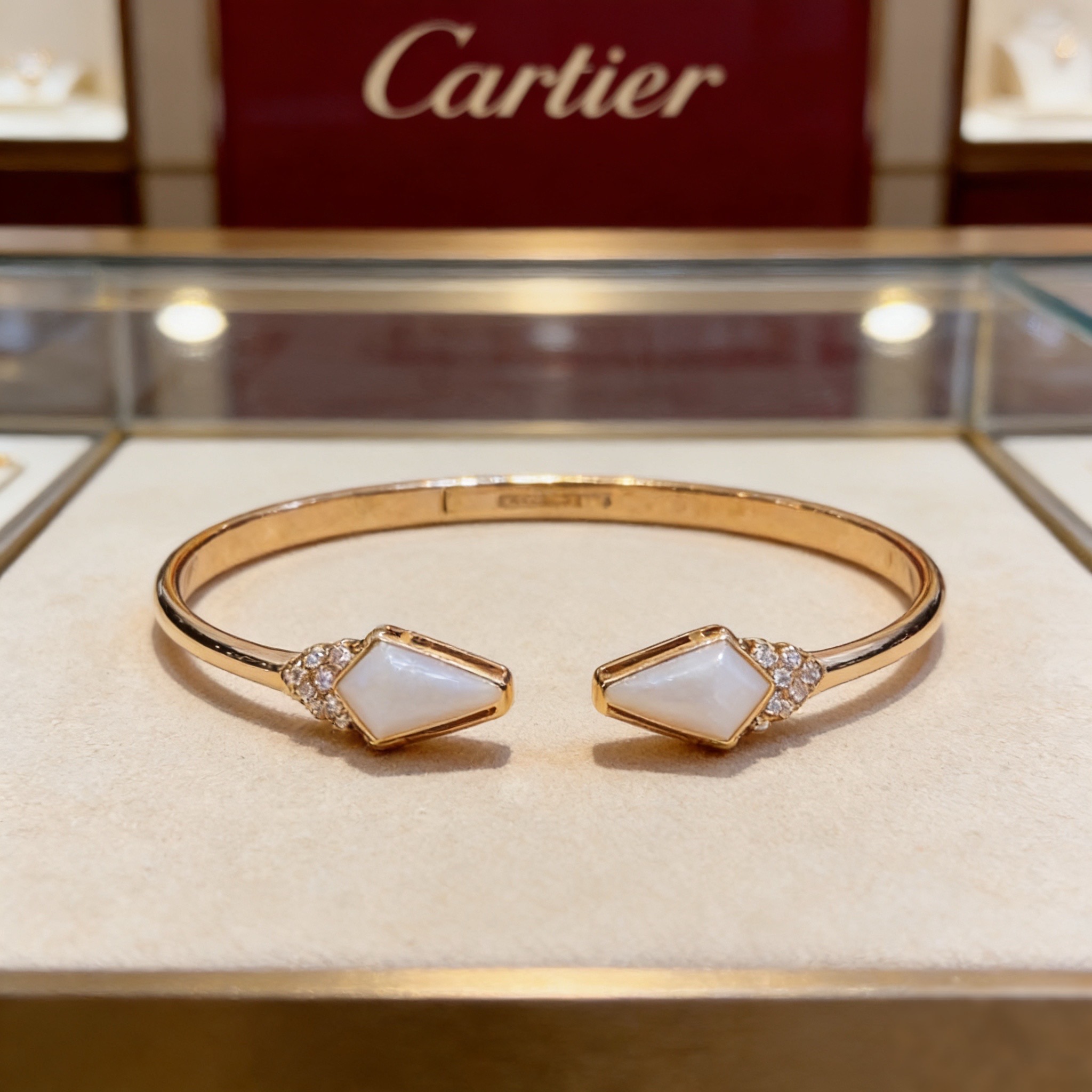 卡地亚镶钻手镯 高端定制版本 镶嵌钻工艺 V金材质 经典而时尚风格 用凌厉线条重构爱情美学！打破常规，镶