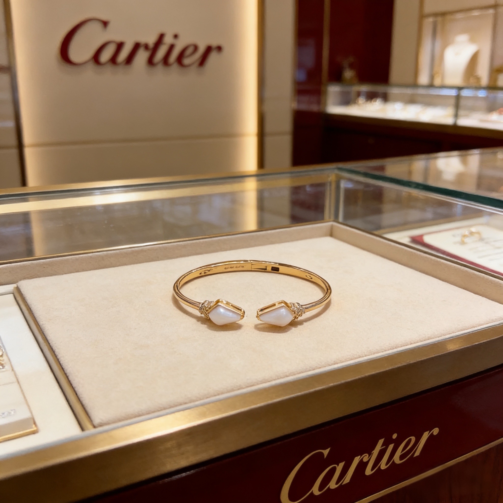 卡地亚镶钻手镯 高端定制版本 镶嵌钻工艺 V金材质 经典而时尚风格 用凌厉线条重构爱情美学！打破常规，镶