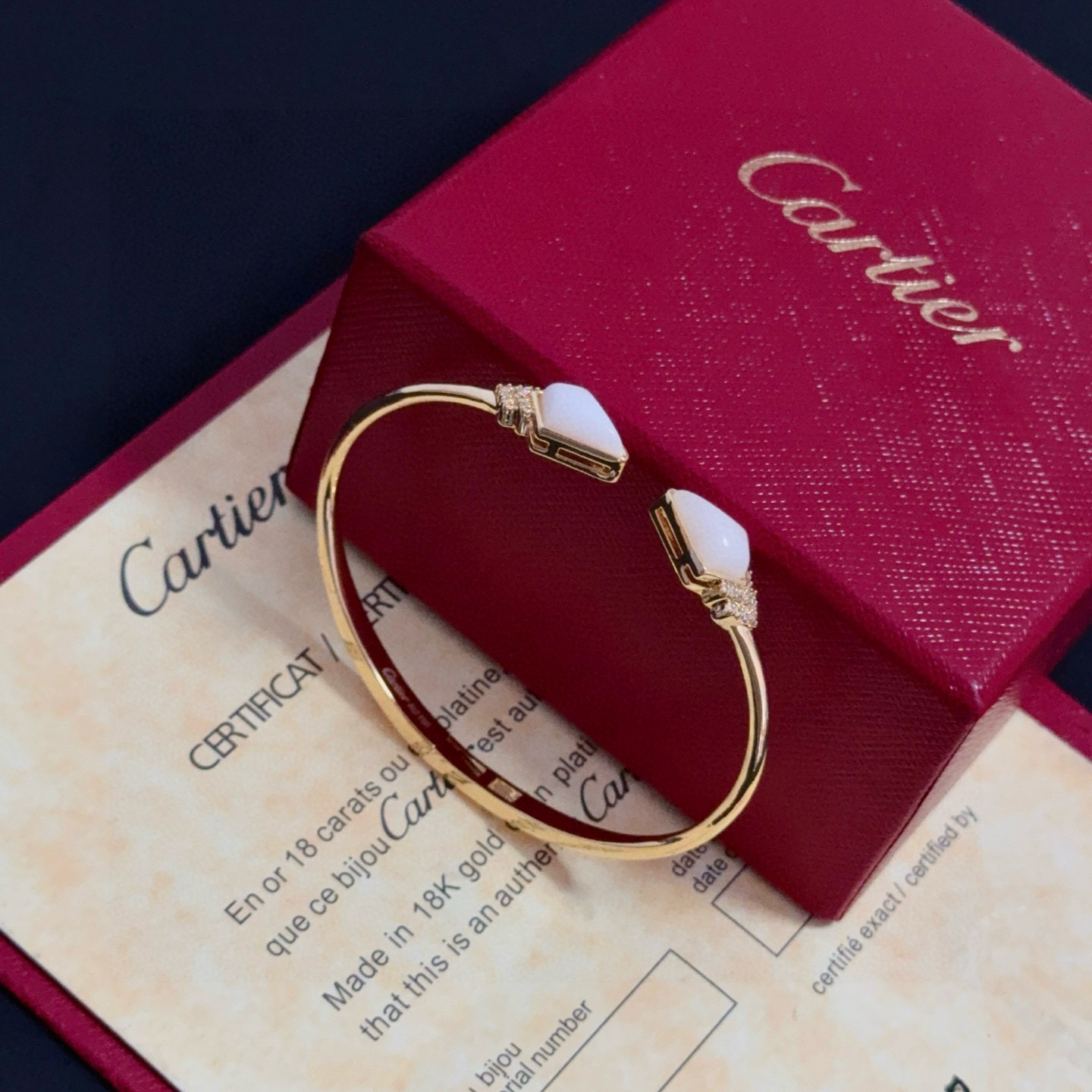 卡地亚镶钻手镯 高端定制版本 镶嵌钻工艺 V金材质 经典而时尚风格 用凌厉线条重构爱情美学！打破常规，镶