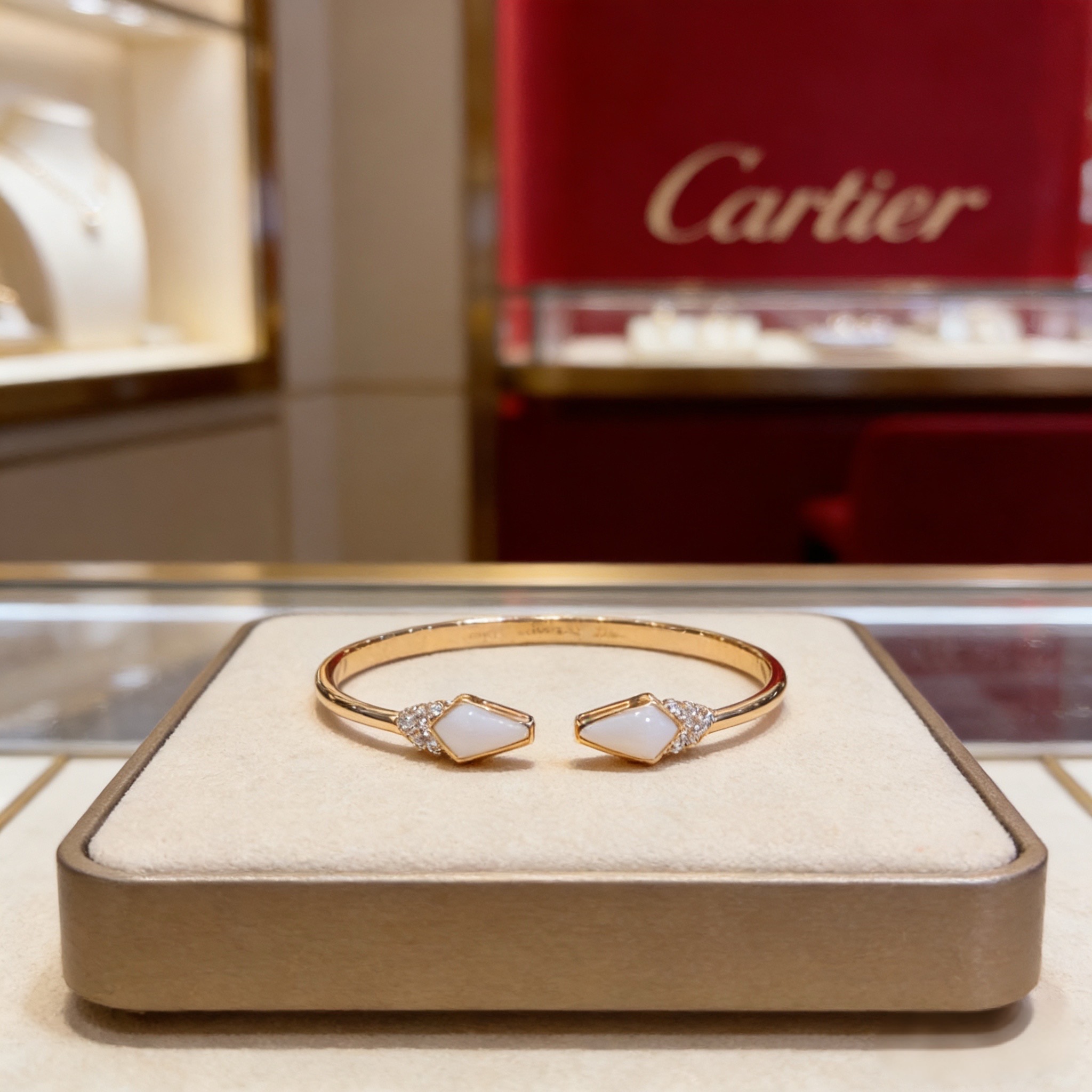 卡地亚镶钻手镯 高端定制版本 镶嵌钻工艺 V金材质 经典而时尚风格 用凌厉线条重构爱情美学！打破常规，镶