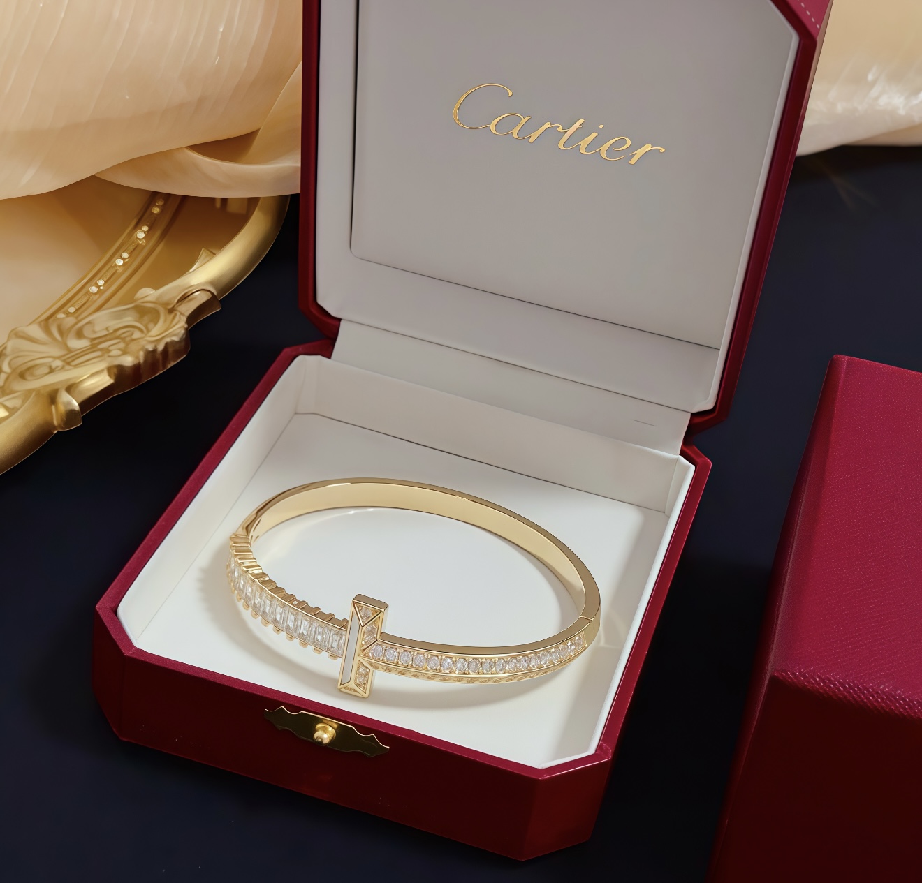 卡地亚镶钻手镯 高端定制版本 镶嵌钻工艺 V金材质 经典而时尚风格 用凌厉线条重构爱情美学！打破常规，镶